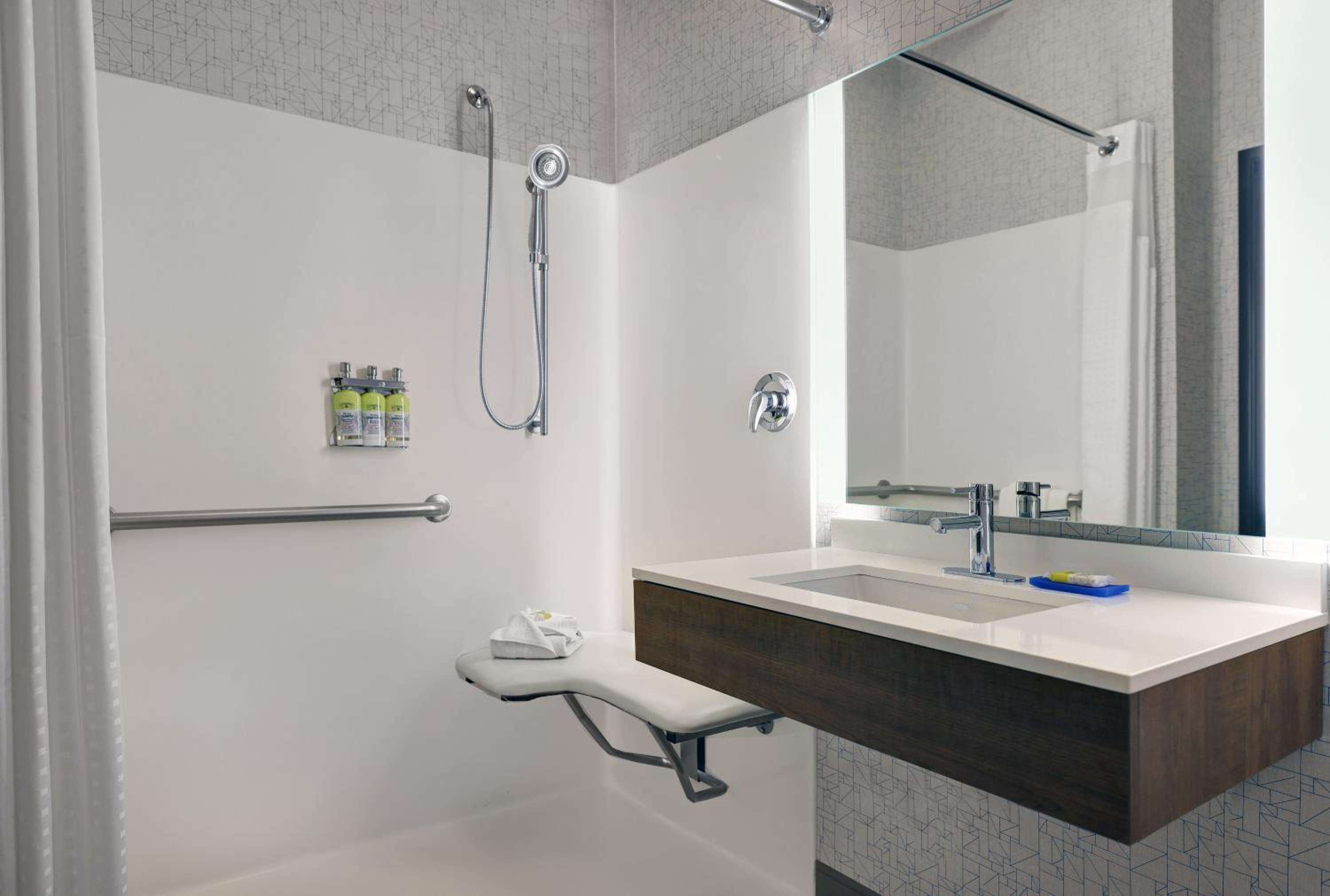 King Room - Mobility Accessible  - Photo 4