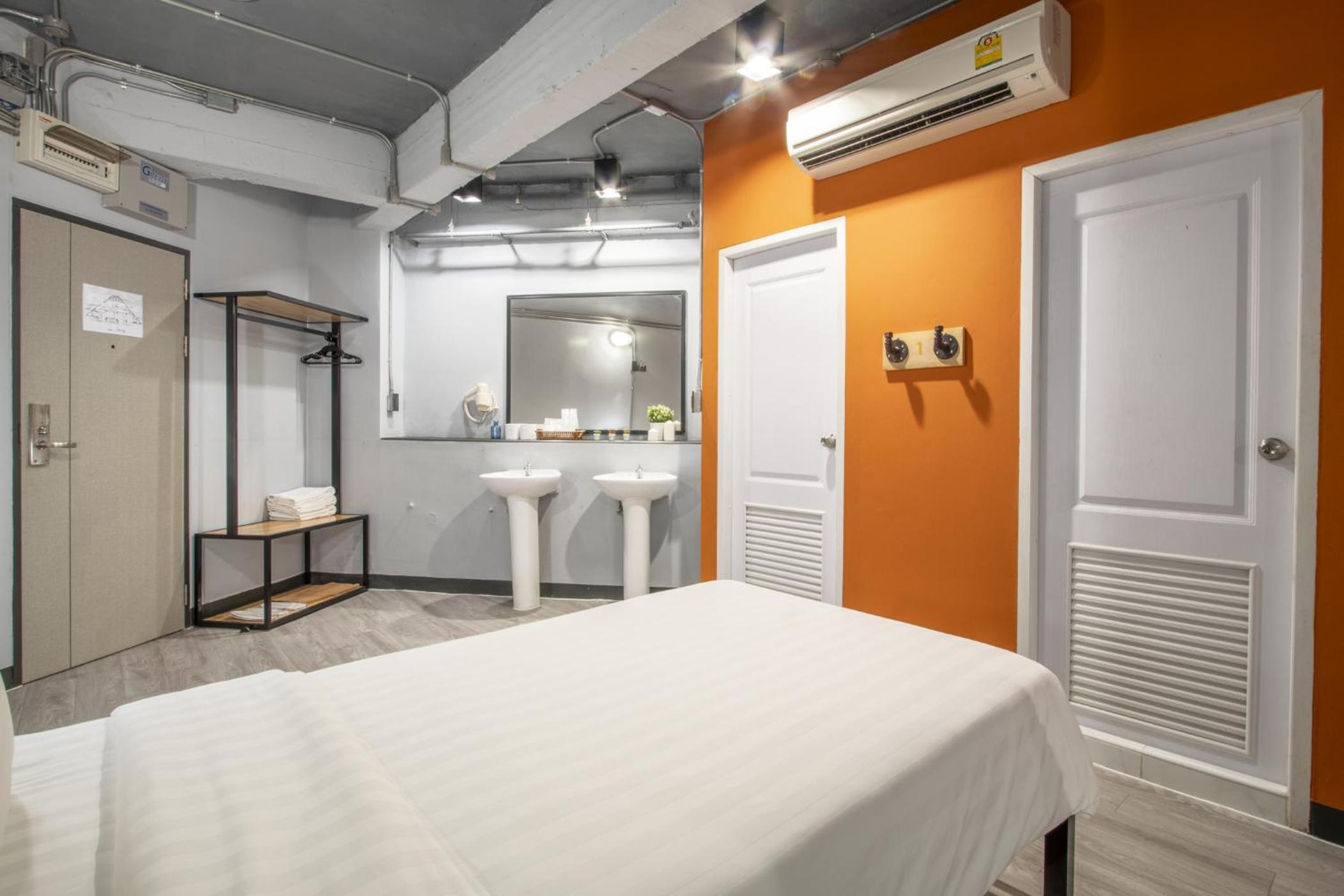 Deluxe Triple Room without Window photo 3