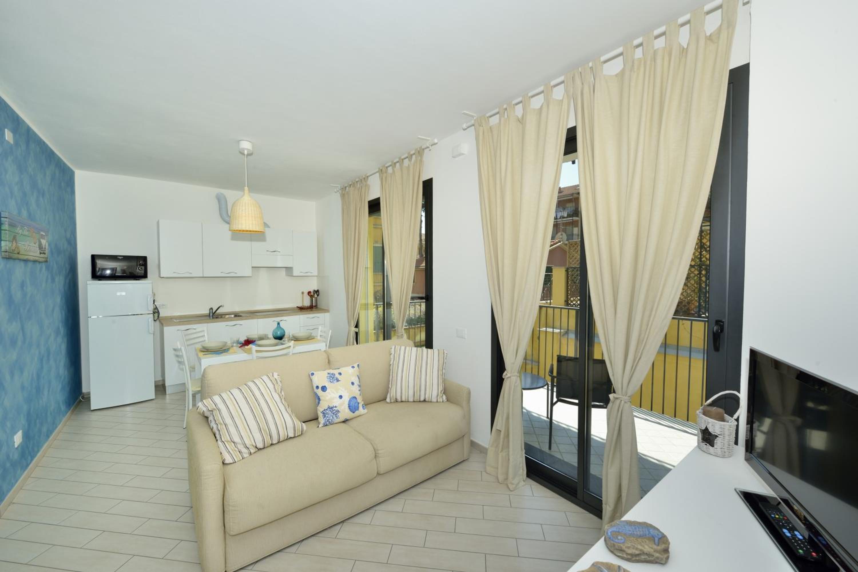 Apartment with Balcony 3 photo 2