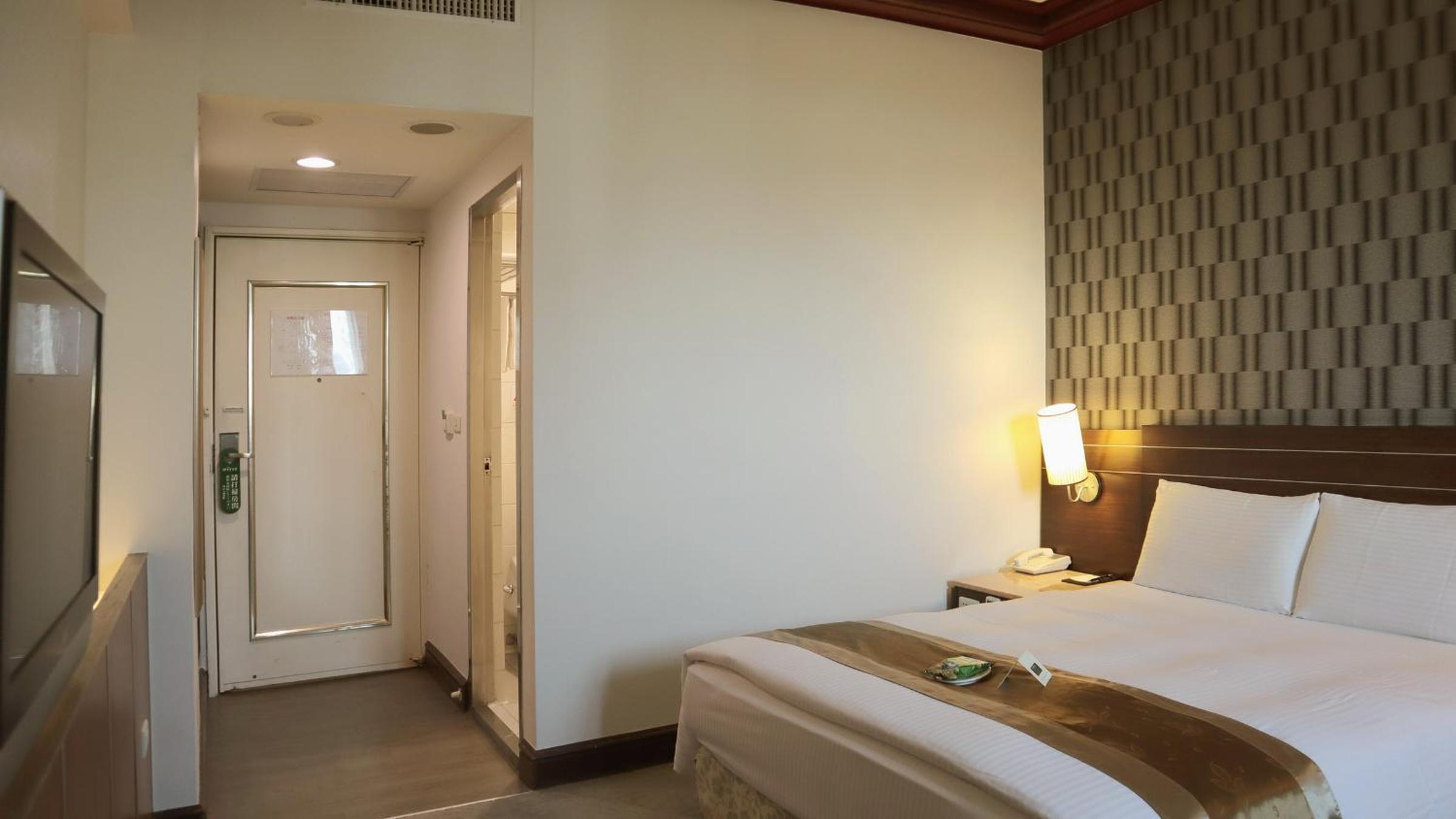 Standard Double Room with Bath - Photo 8