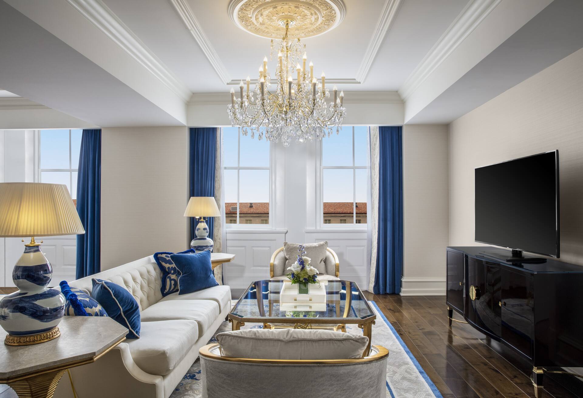 Postmaster One Bedroom Suite thumbnail 6