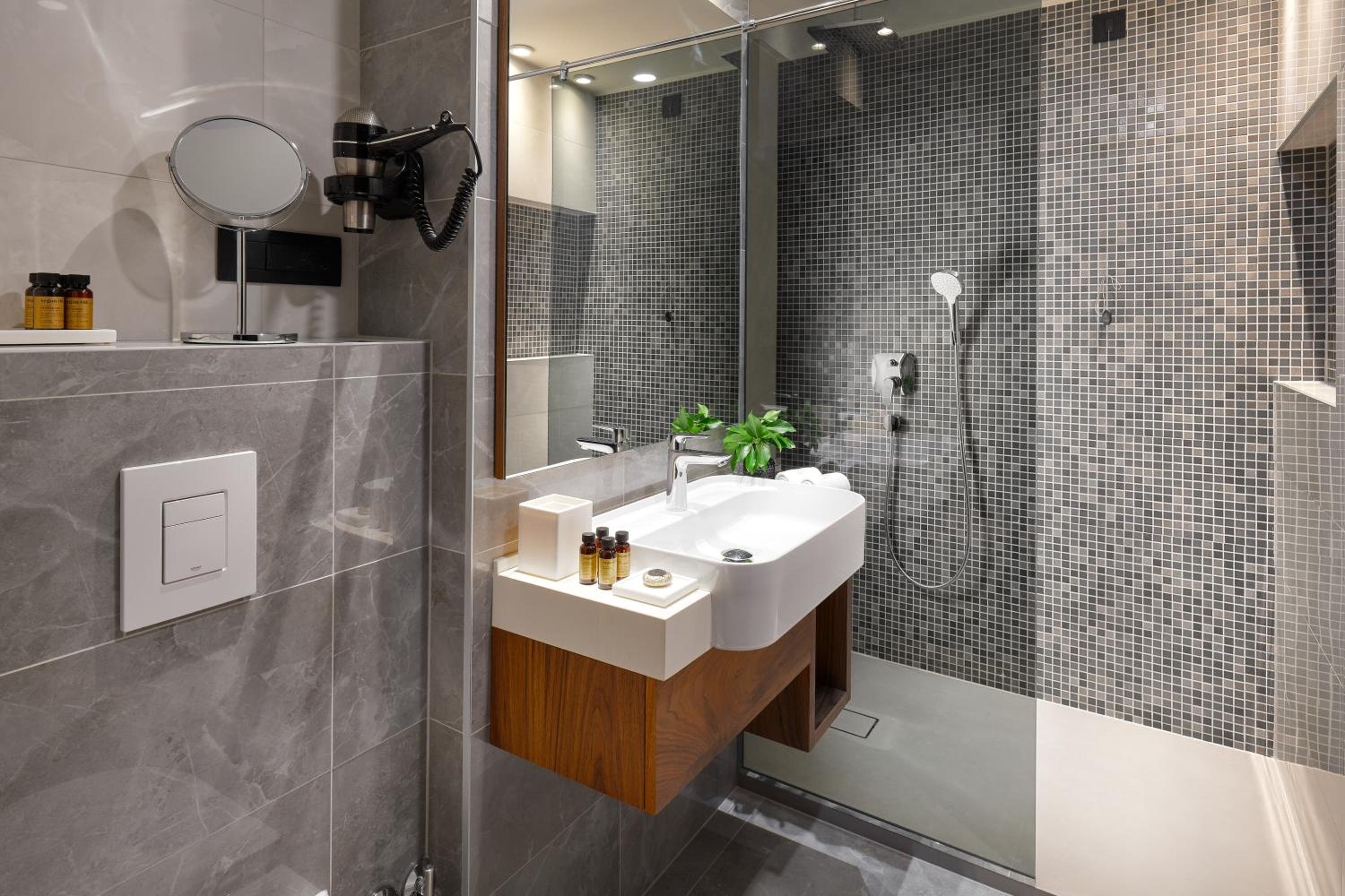 Standard Double or Twin Room with Balcony - Free Parking photo 3