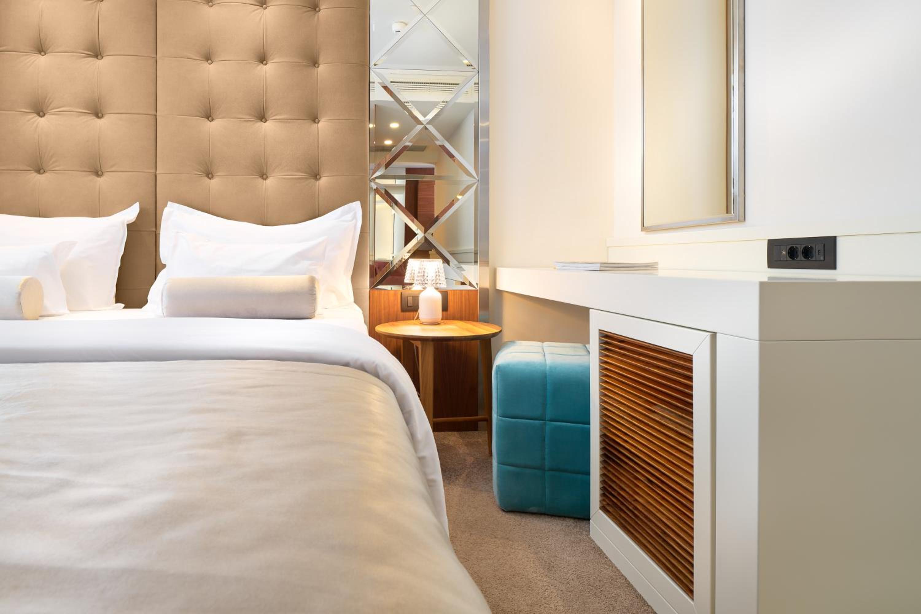 Cozy Double Room with Balcony - Free Parking photo 3
