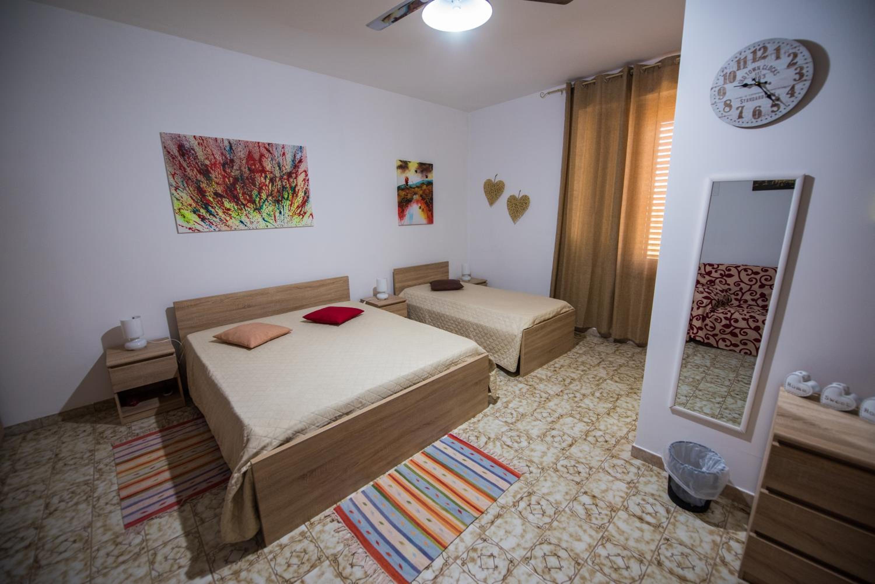 Quadruple Room with Private Bathroom - Photo 6