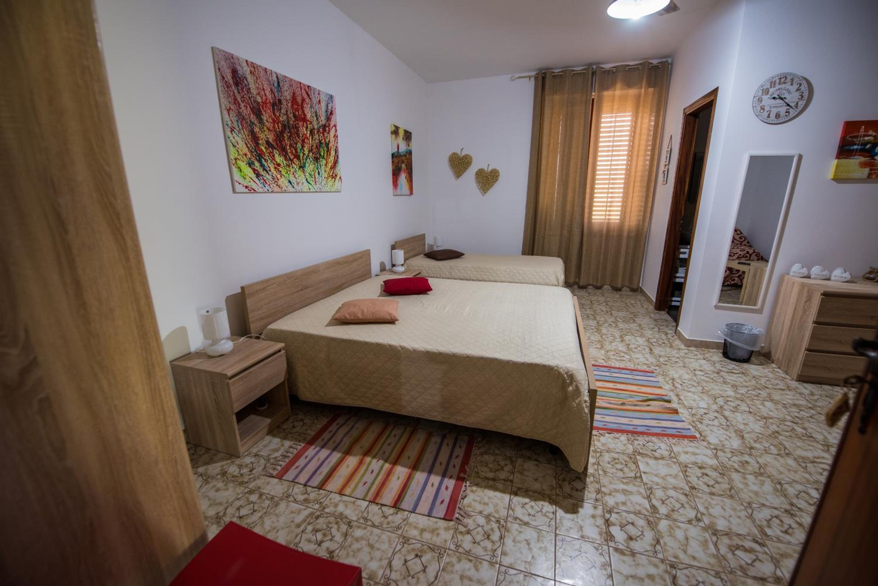 Quadruple Room with Private Bathroom - Photo 7