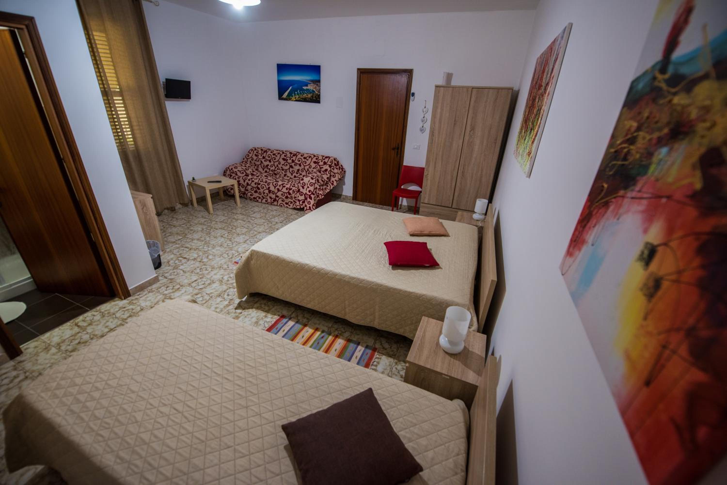 Quadruple Room with Private Bathroom - Photo 2