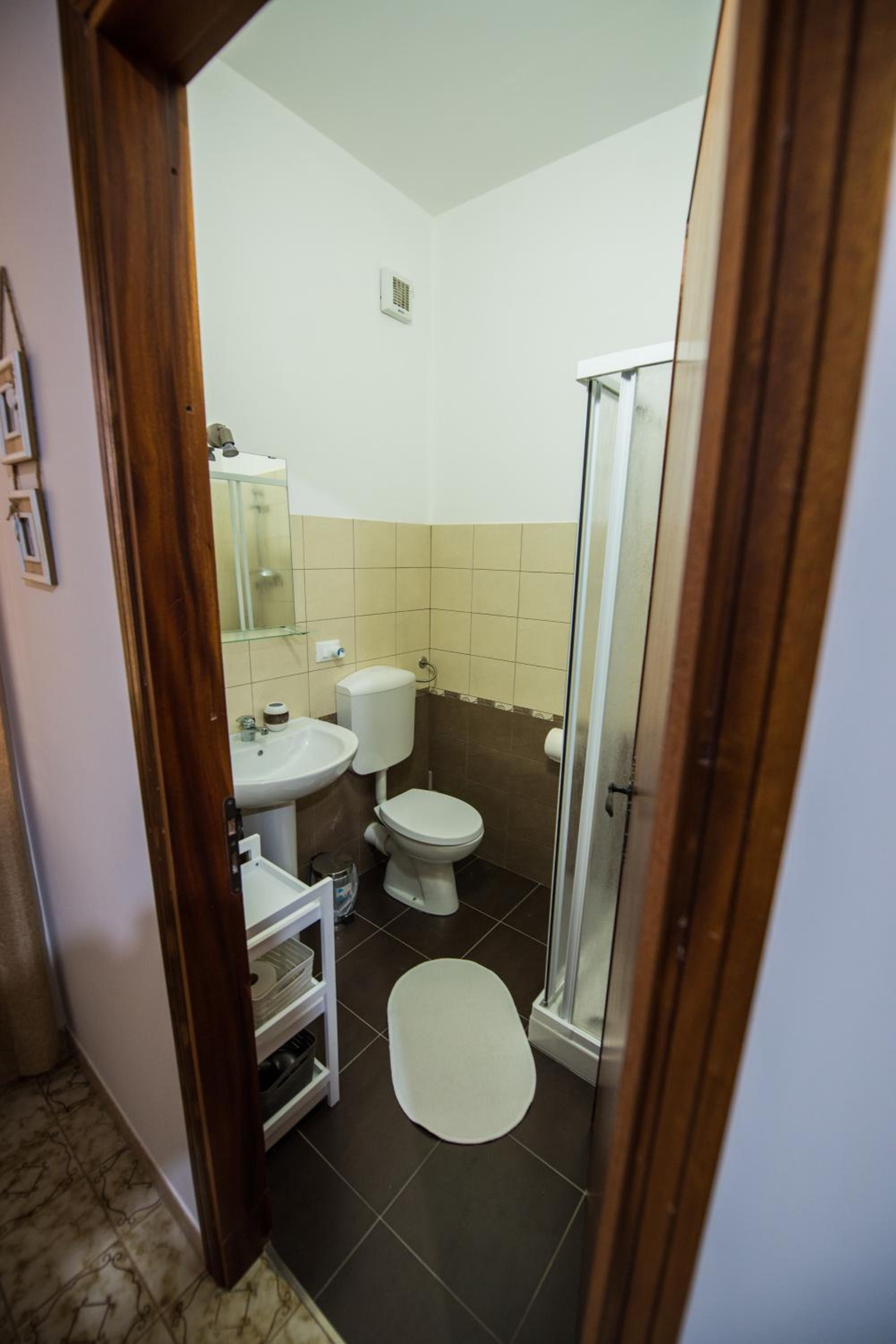 Quadruple Room with Private Bathroom - Photo 5