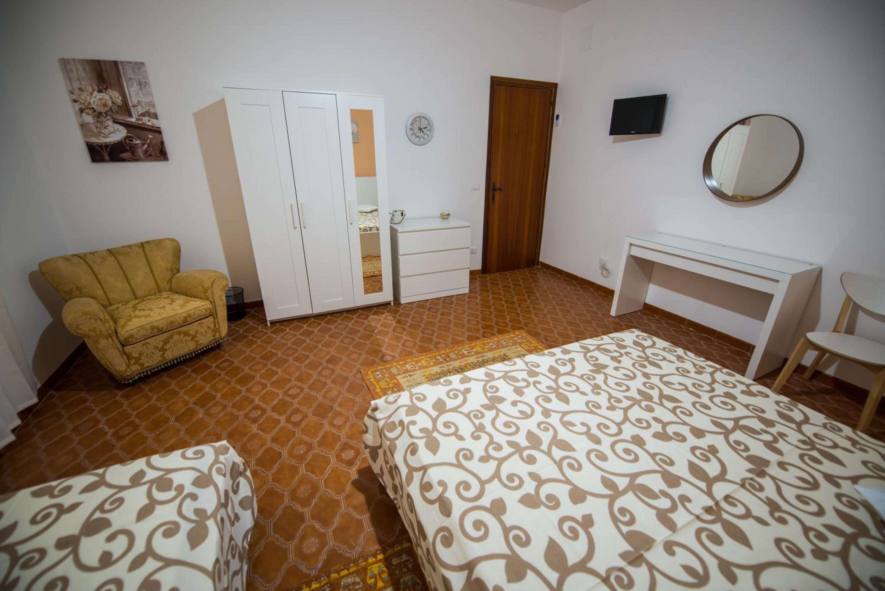 Triple Room with Private Bathroom - Photo 8