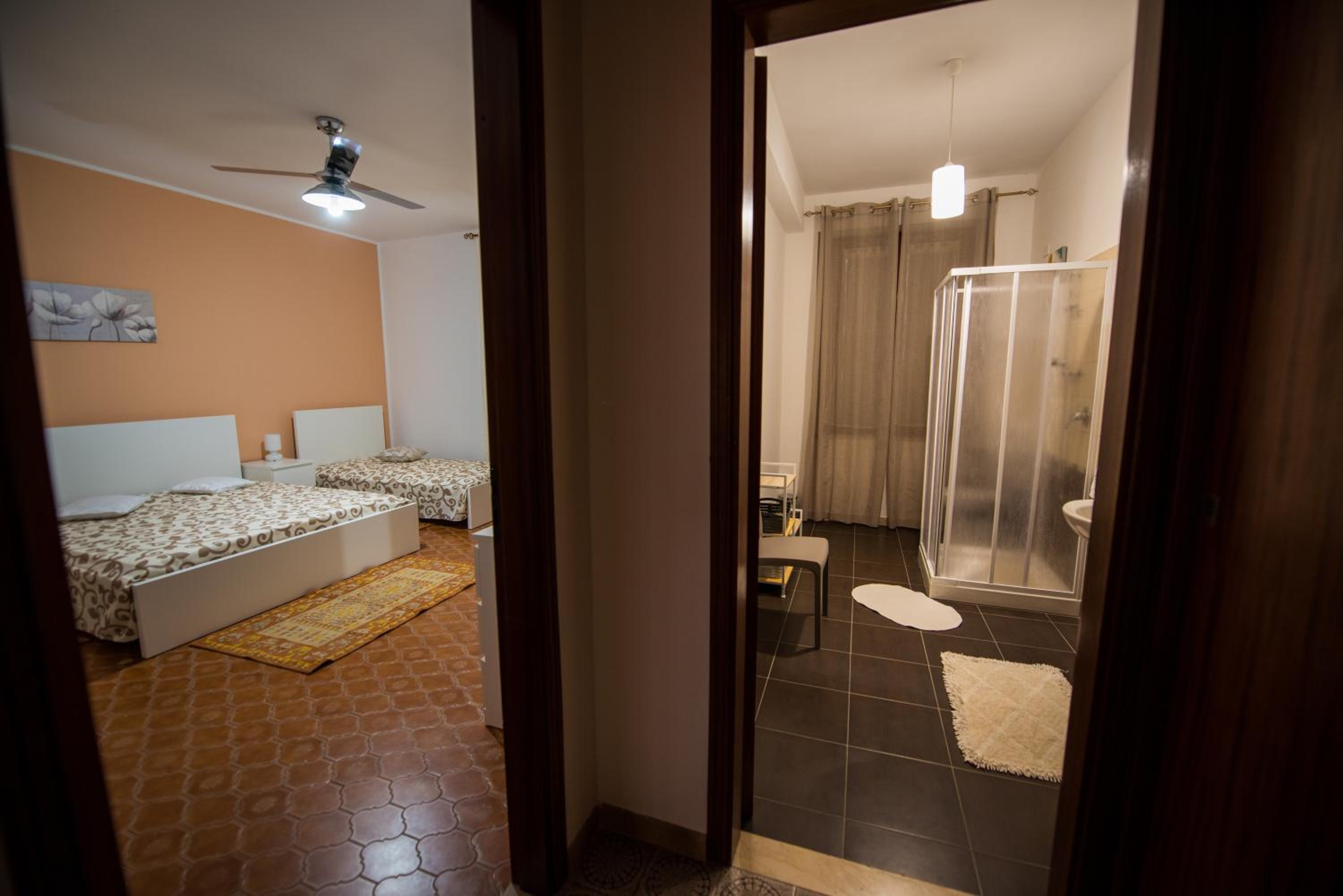 Triple Room with Private Bathroom - Photo 7