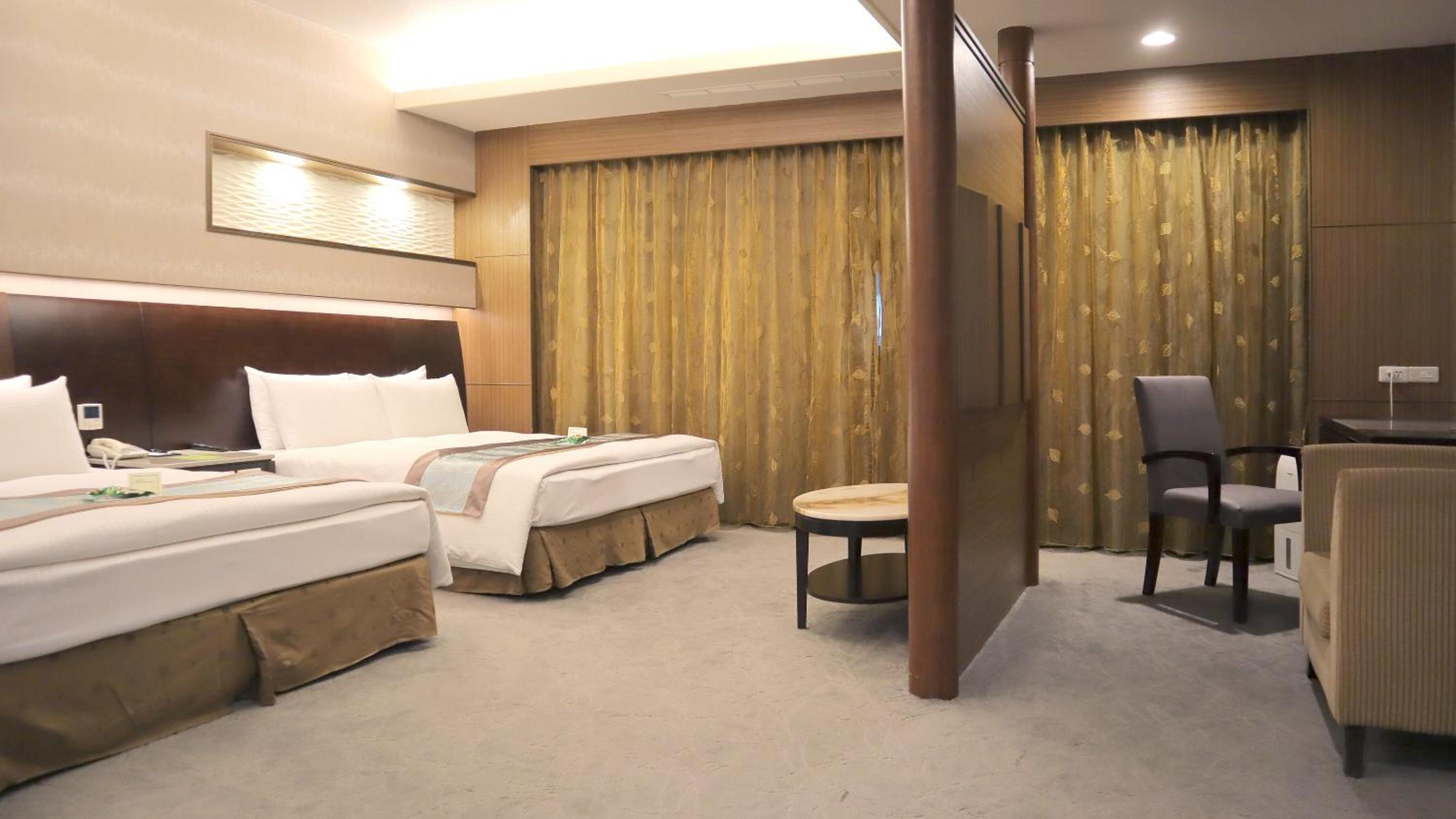 Premium Family Suite - Photo 1