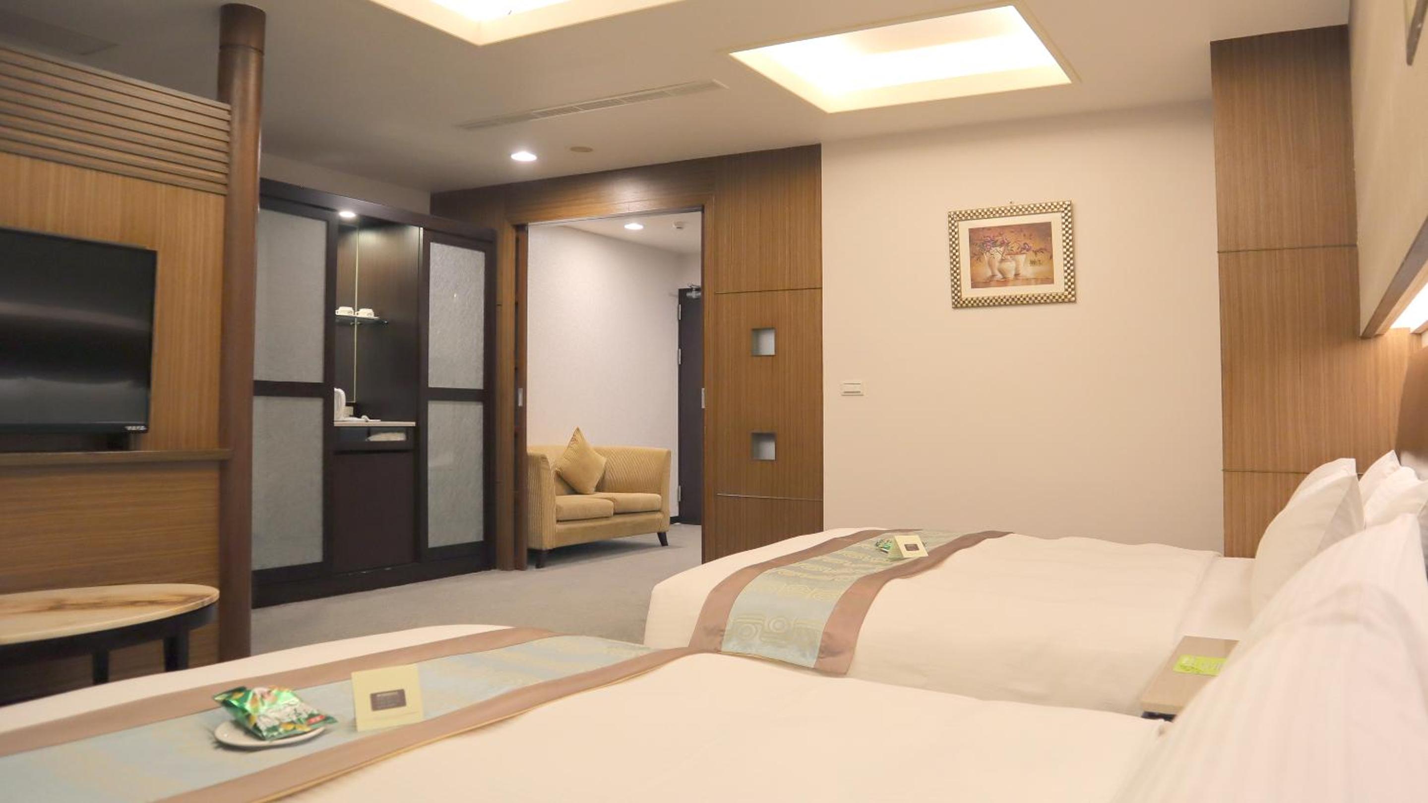 Premium Family Suite - Photo 2