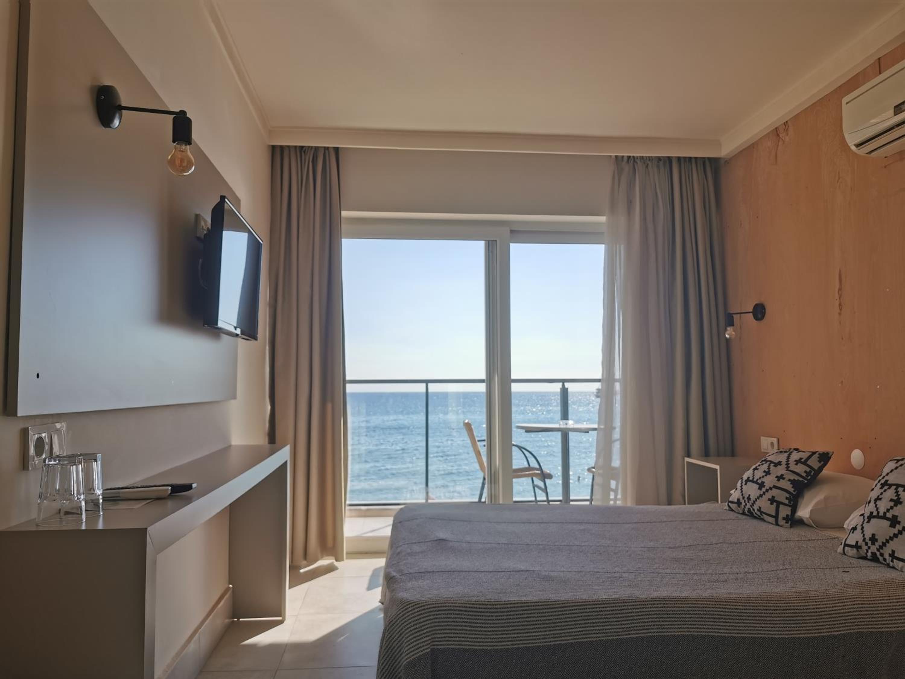 Queen Room with Sea View - Photo 5