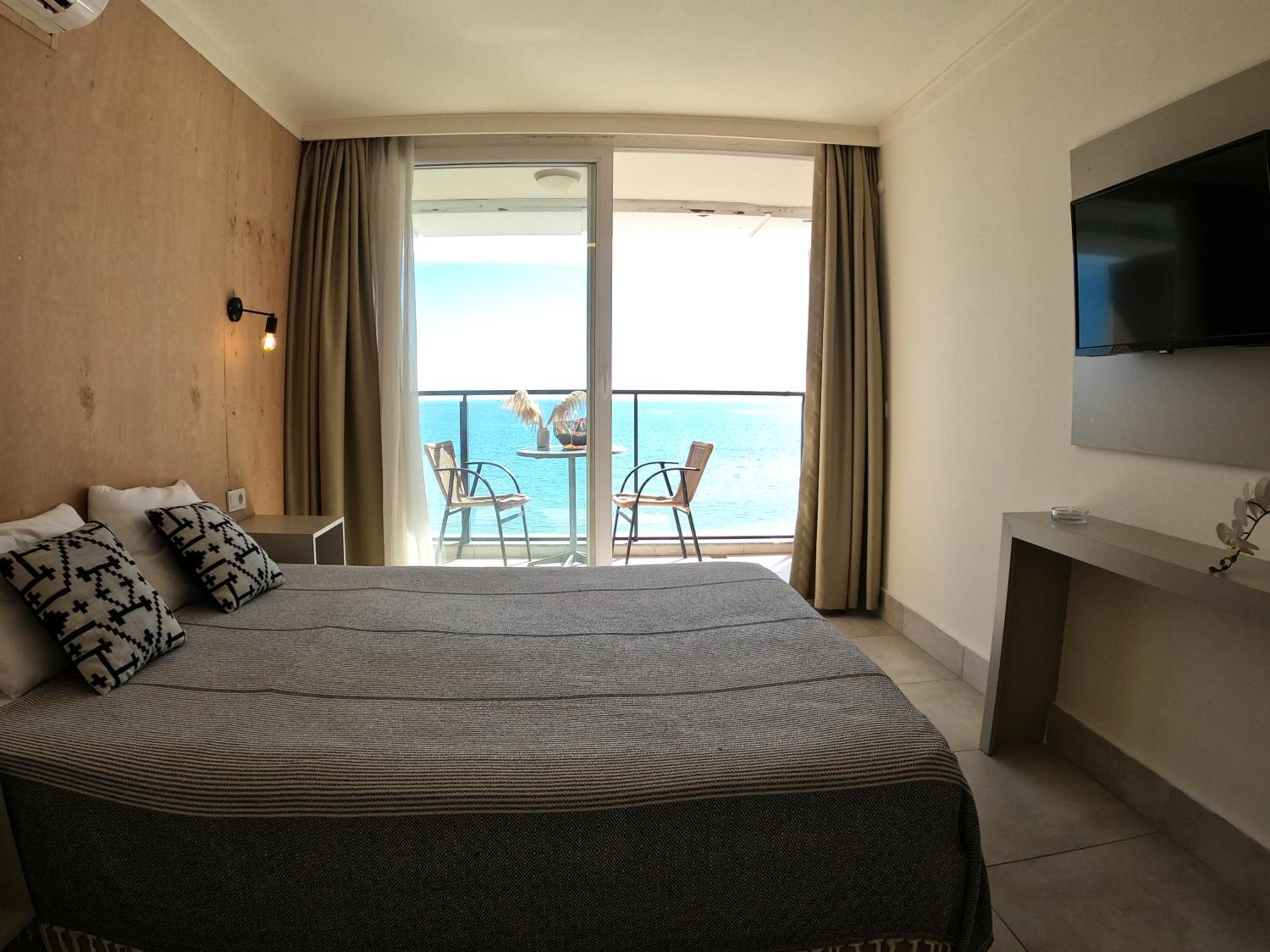 Queen Room with Sea View - Photo 4