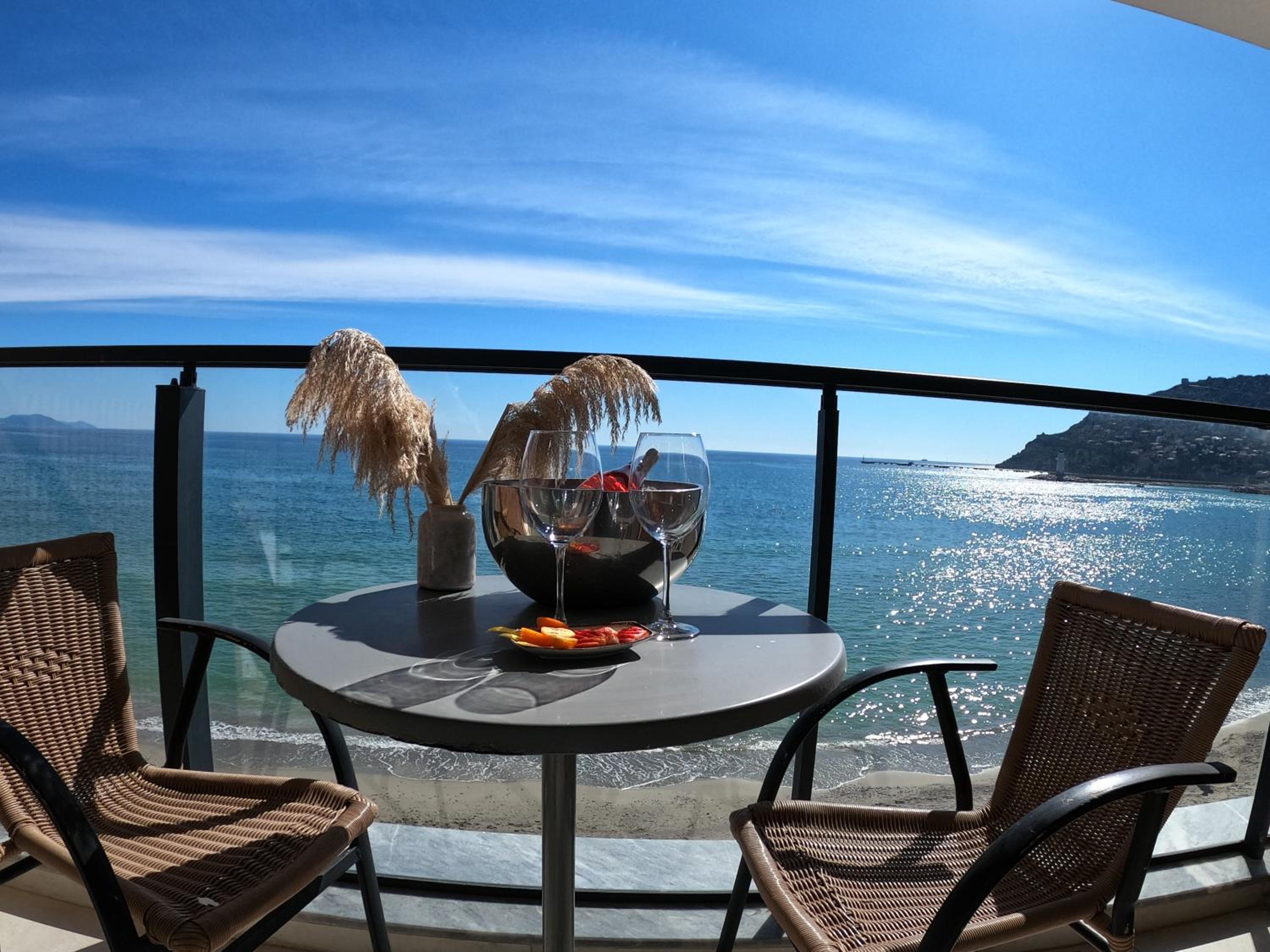 Queen Room with Sea View - Photo 9