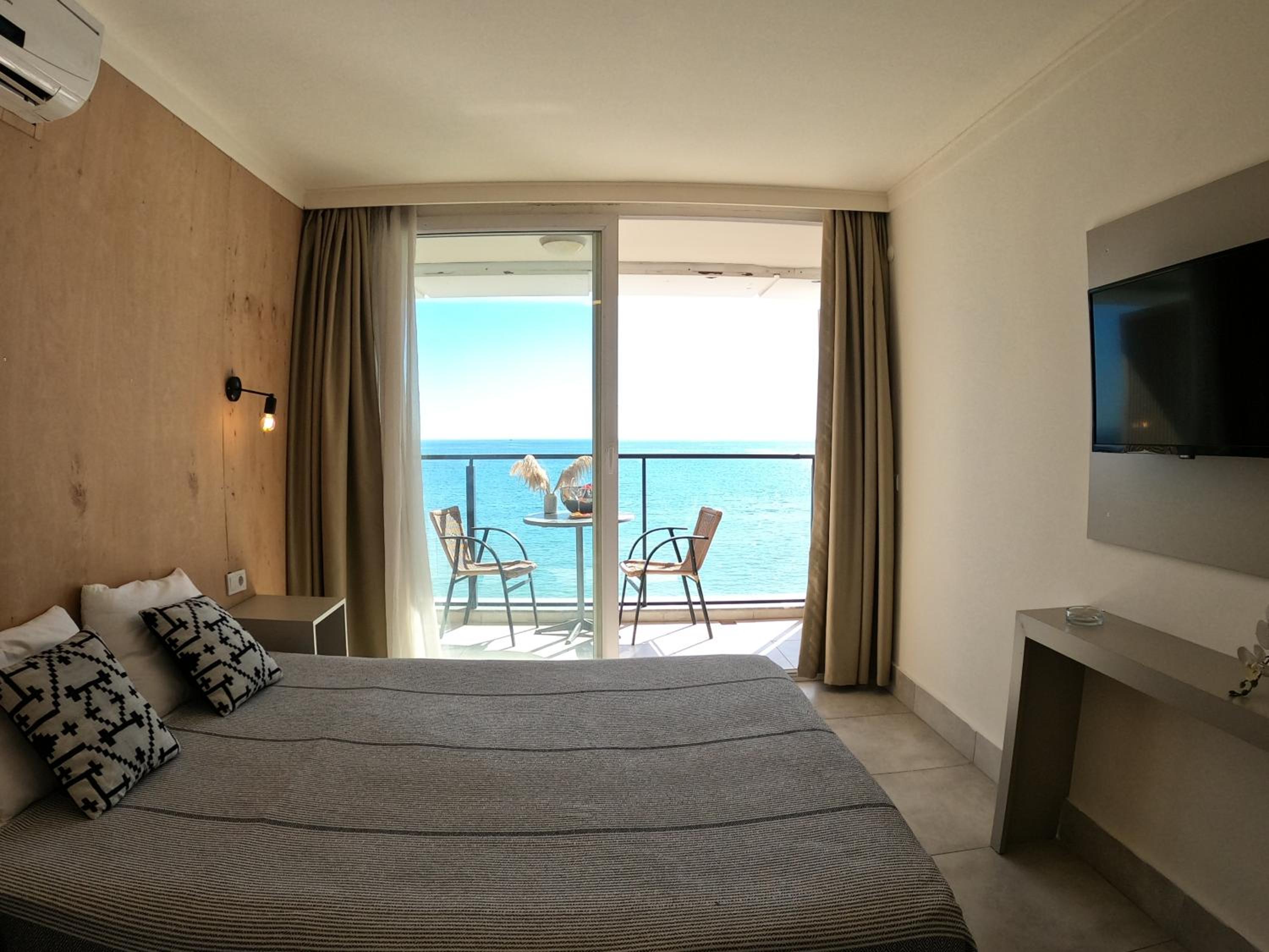 Queen Room with Sea View - Photo 6