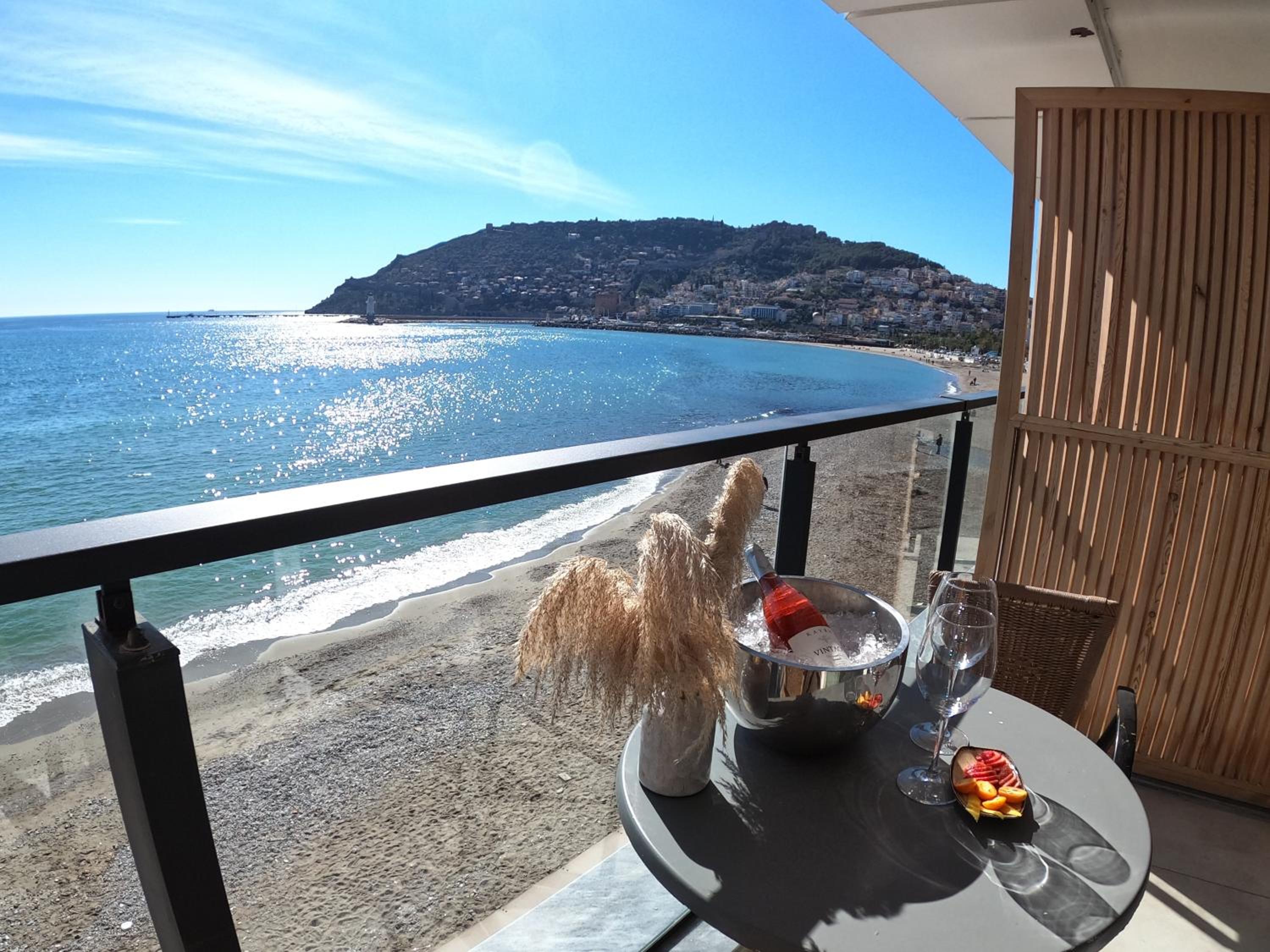 Queen Room with Sea View - Photo 8