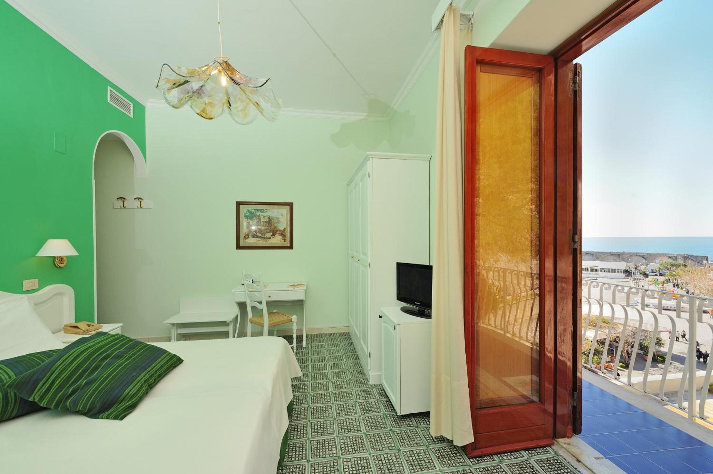 Double or Twin Room with Partial Sea View - Photo 5