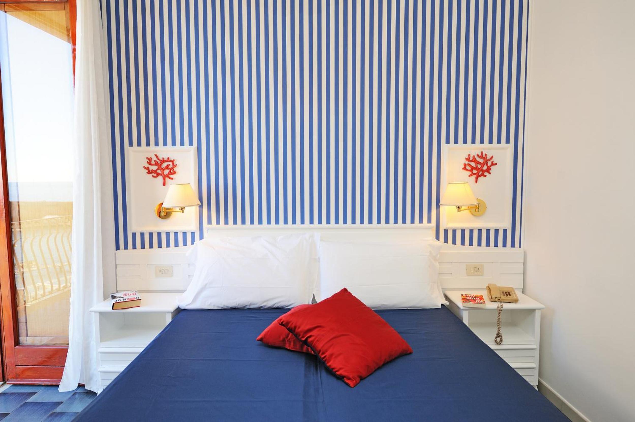 Double or Twin Room with Partial Sea View - Photo 4