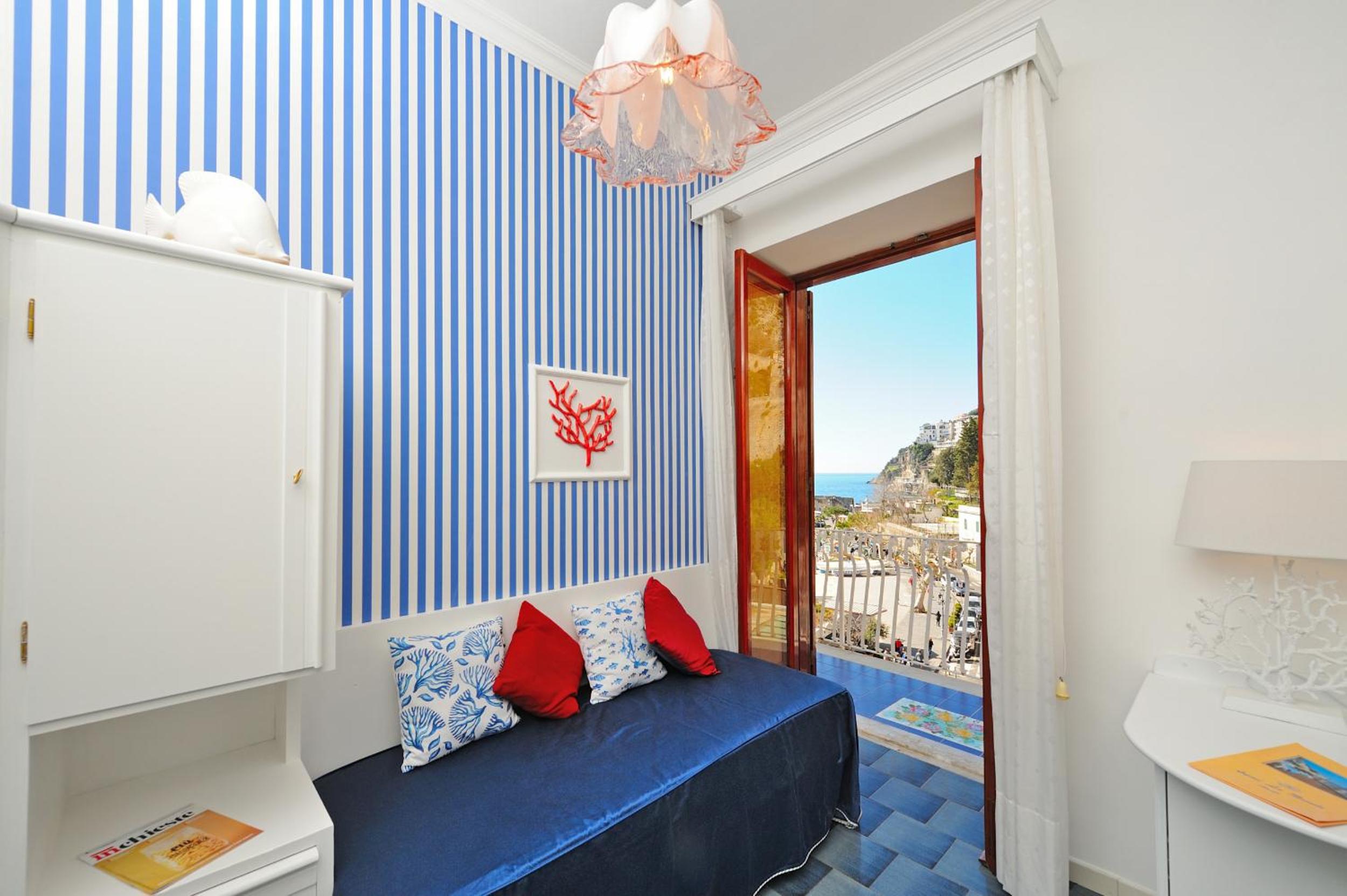 Double or Twin Room with Partial Sea View - Photo 3