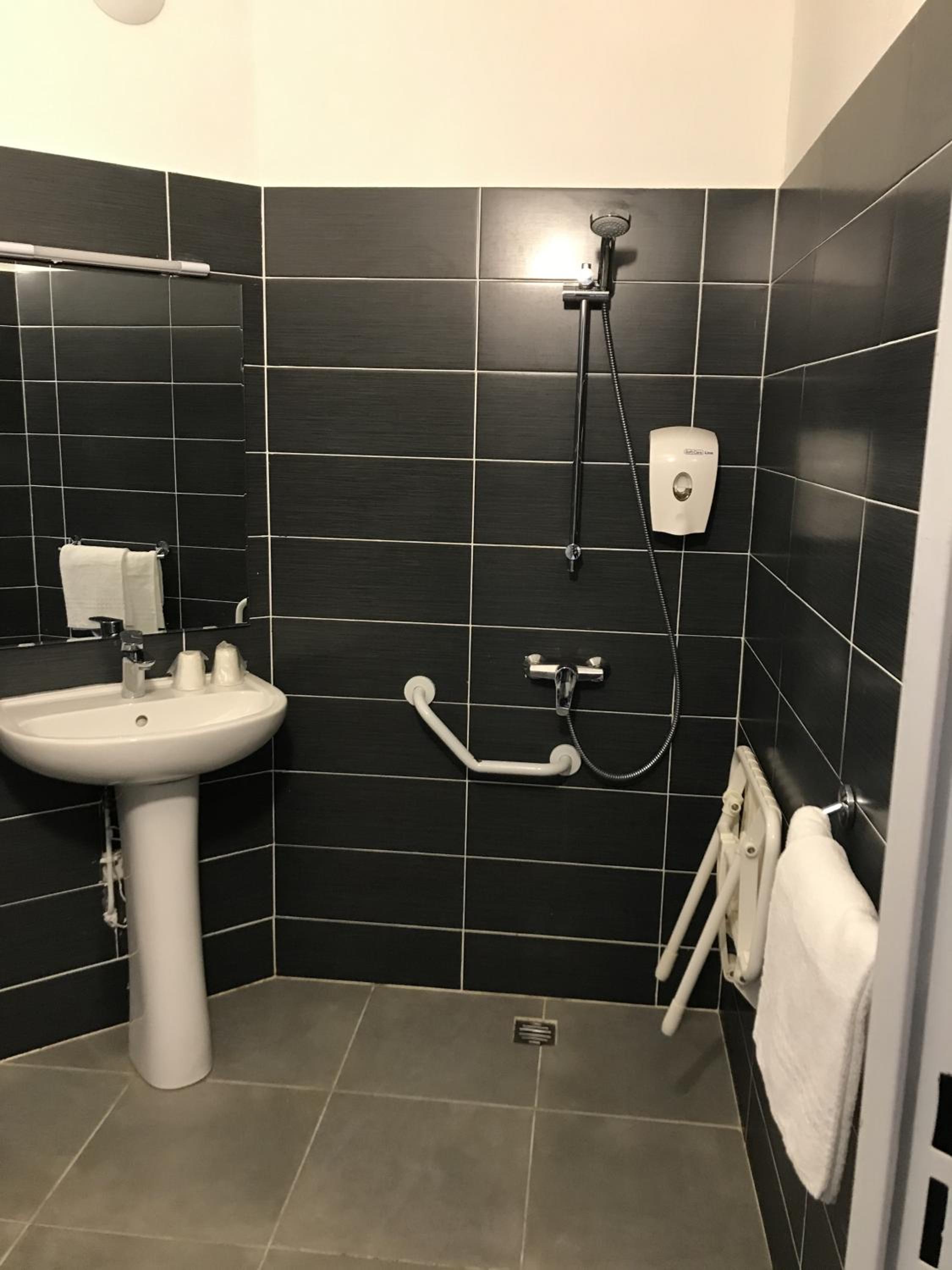 Standard Double Room - Photo 2