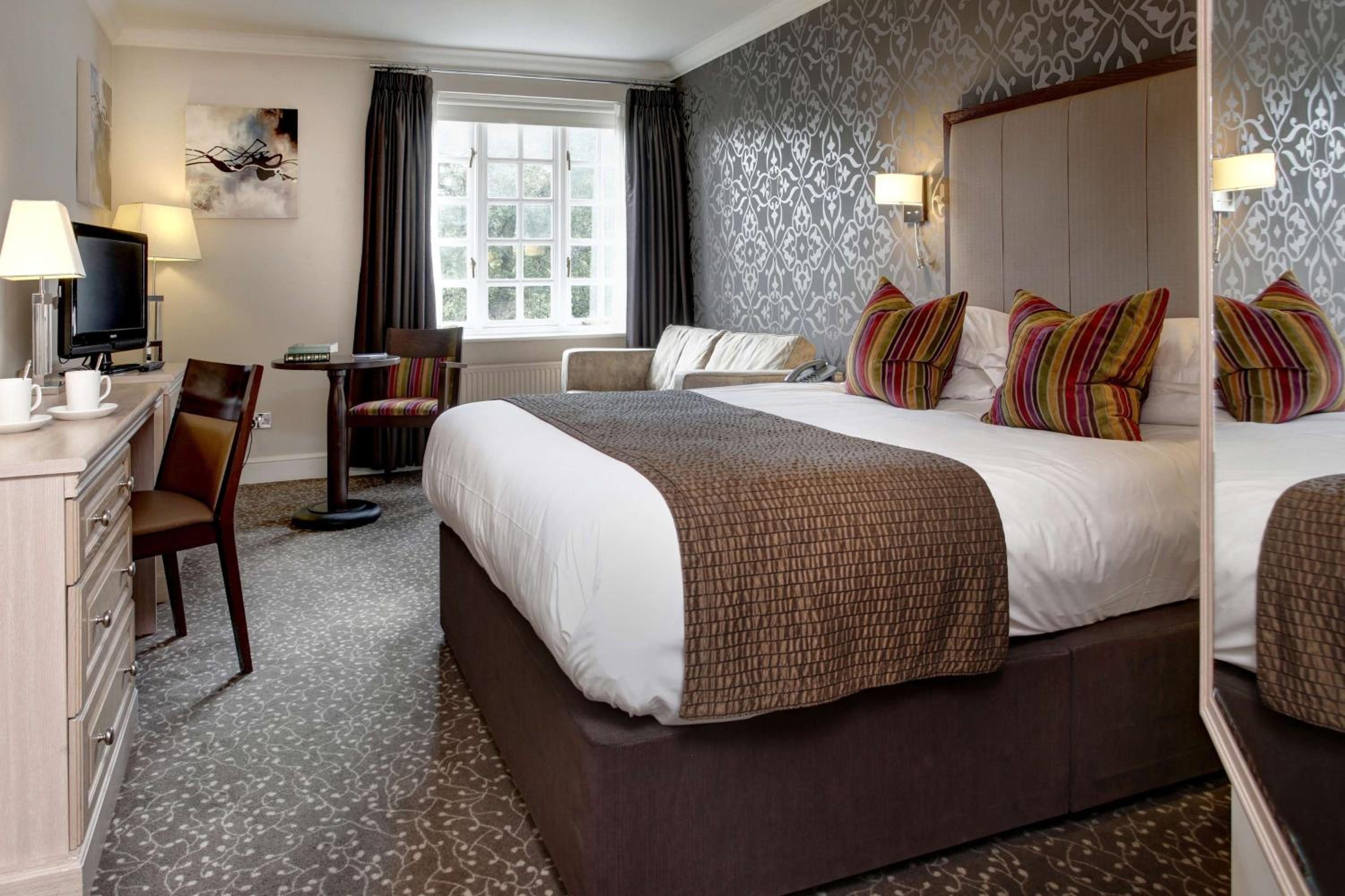 Deluxe Family Queen Room with Sofa Bed photo 2