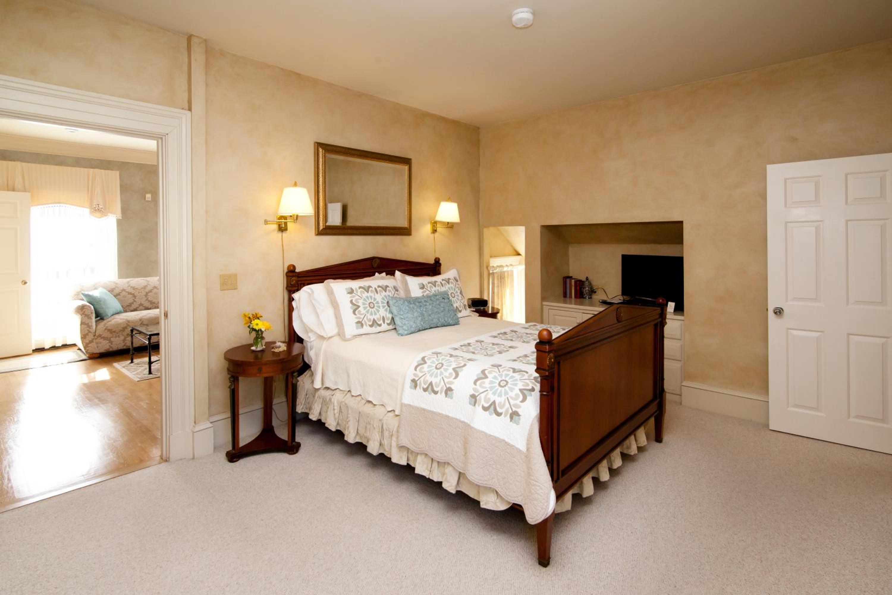 Queen Suite with Spa Bath - 5 photo 2