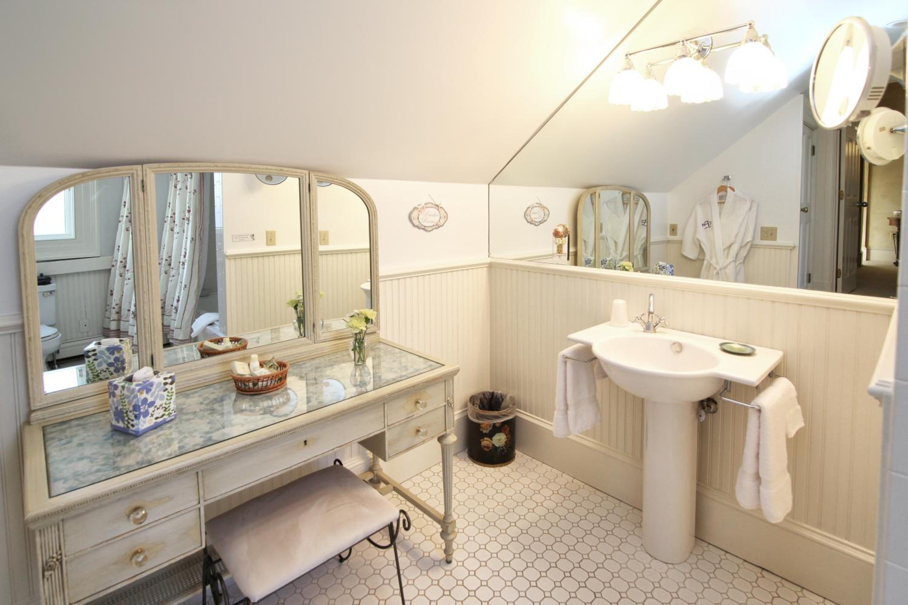 Queen Suite with Spa Bath - 5 photo 3