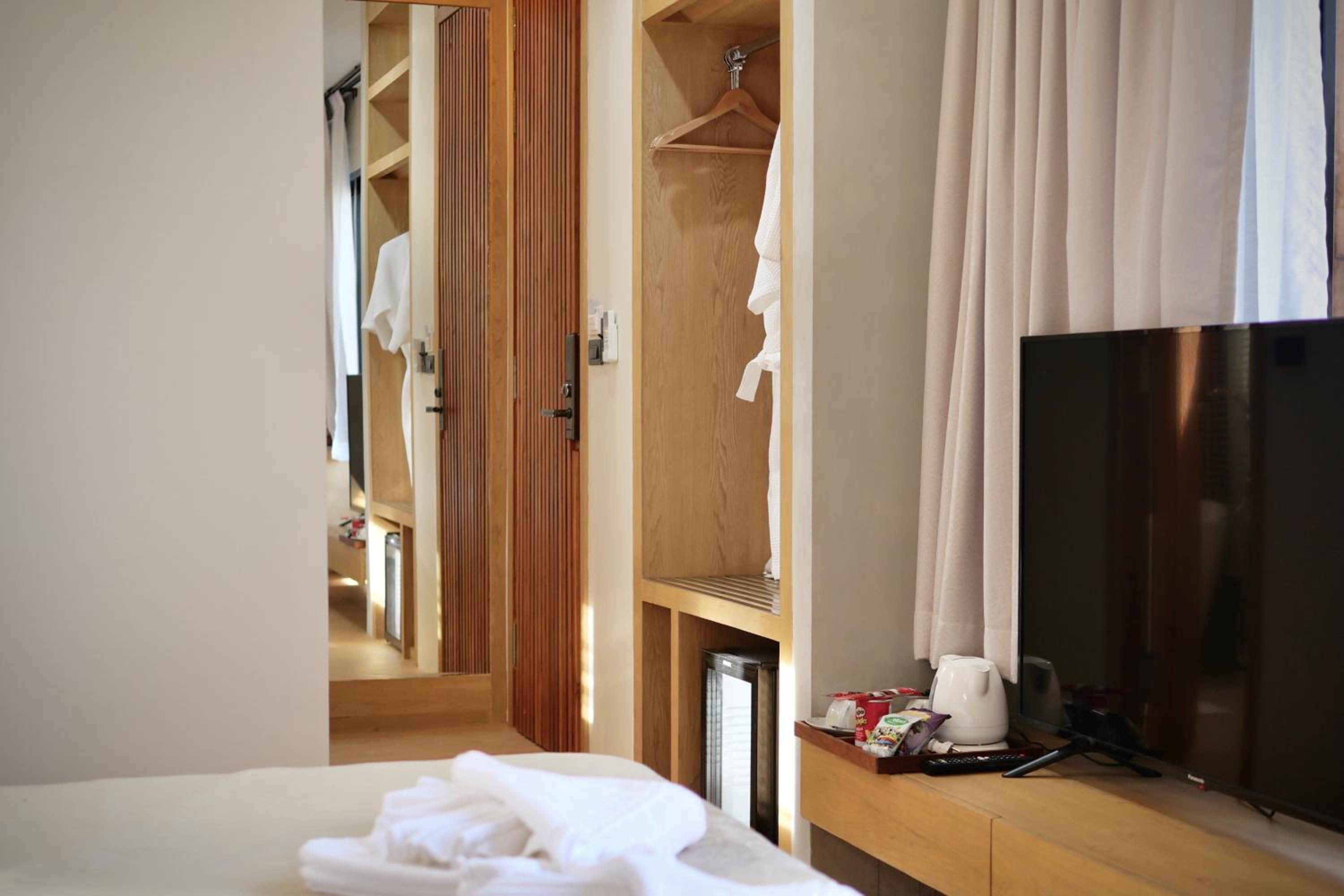 Deluxe Double Room with Bath - Photo 4