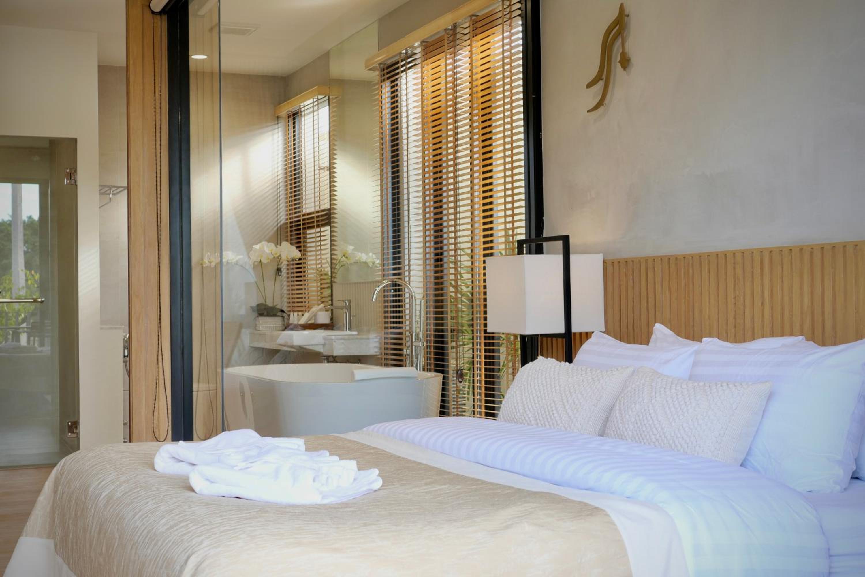 Deluxe Double Room with Balcony - Photo 5