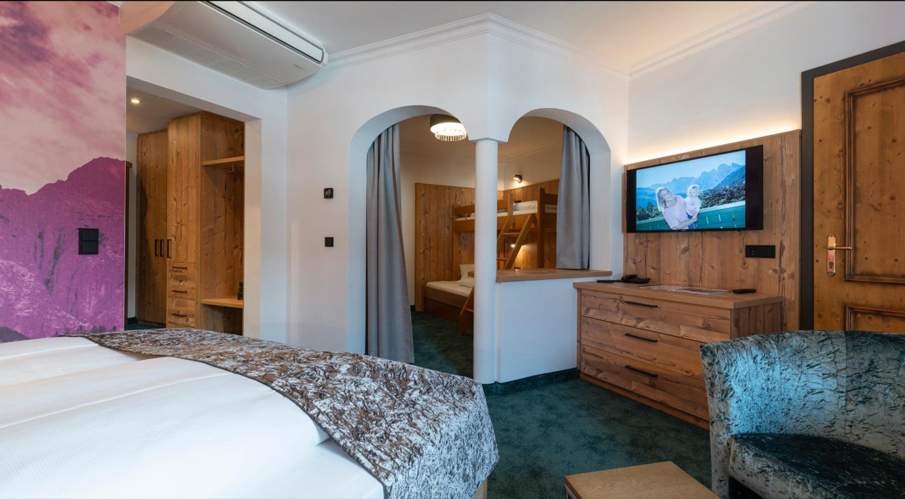 Deluxe Junior Suite photo 2
