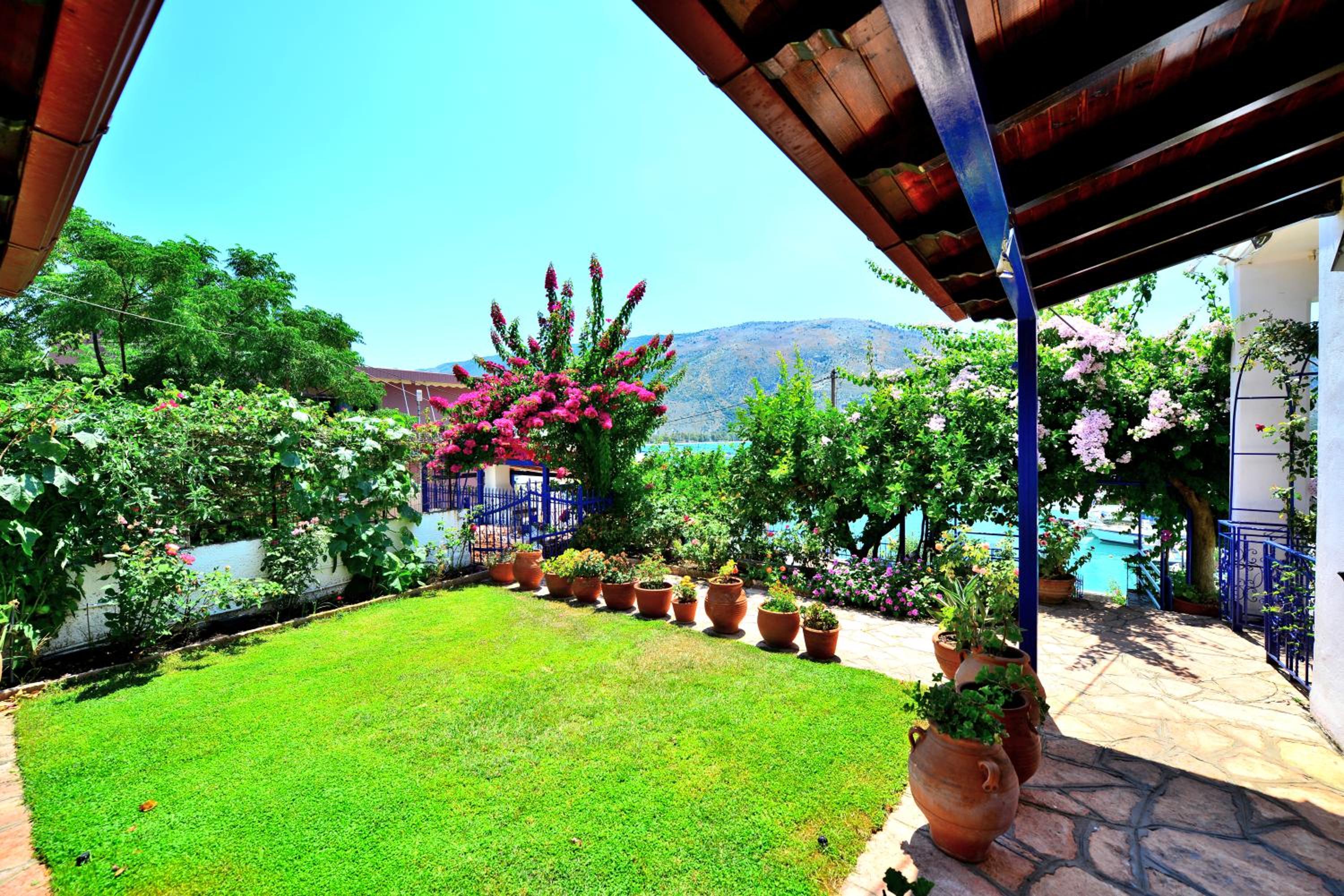 Studio with Garden View - Photo 11