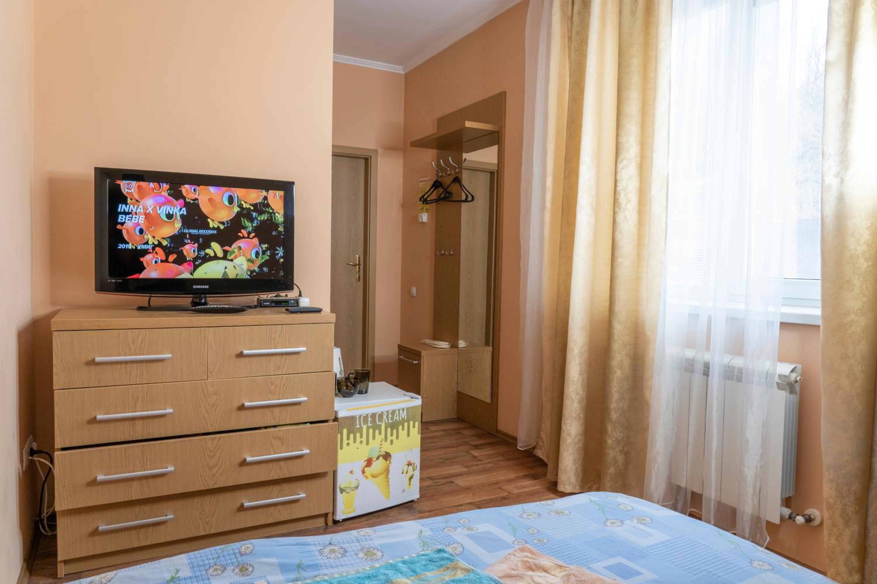 Standard Queen Room photo 3
