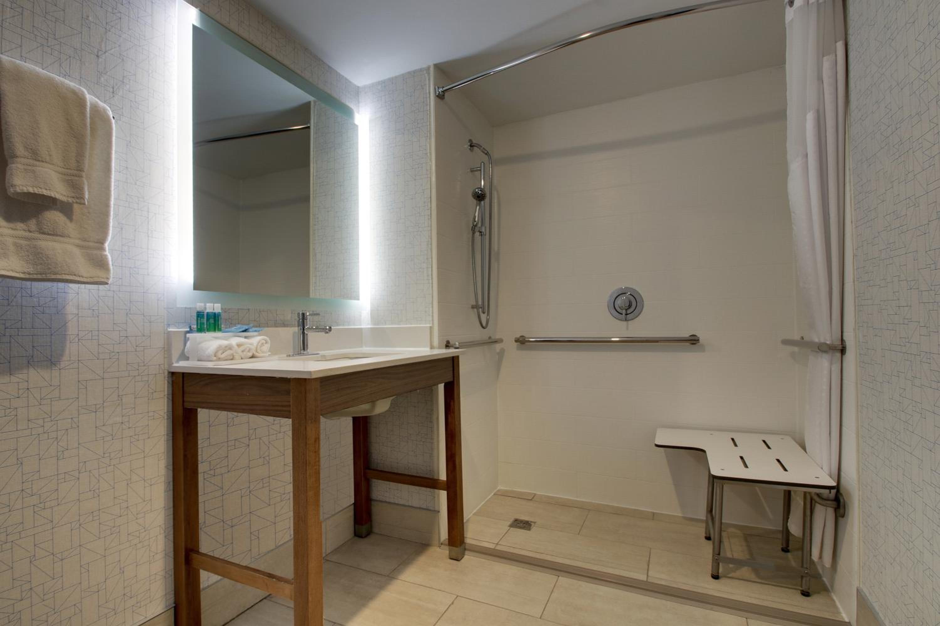 Double Room - Disability Access with Roll-in Shower - Photo 2