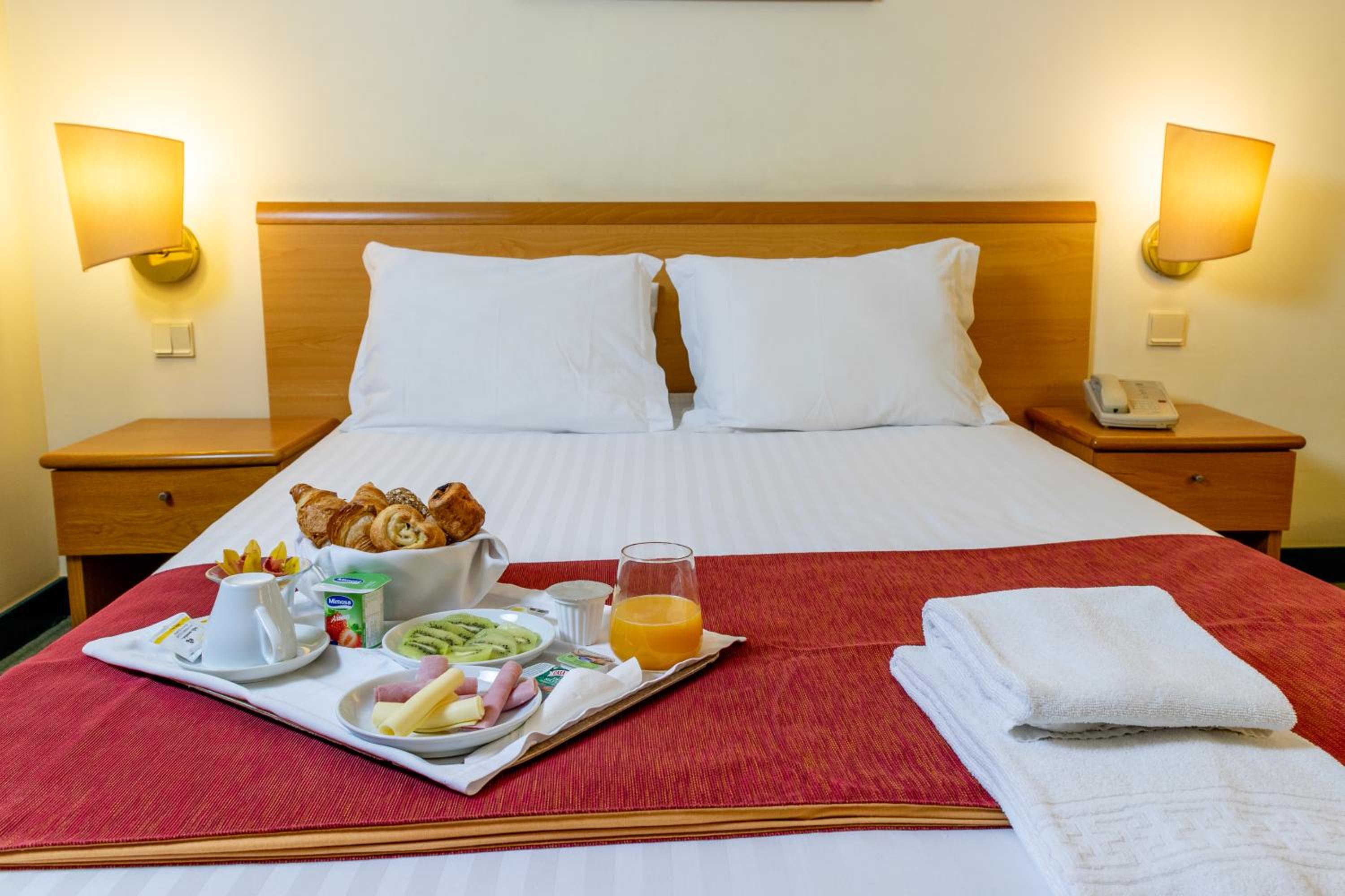 Standard Double Room - Photo 9
