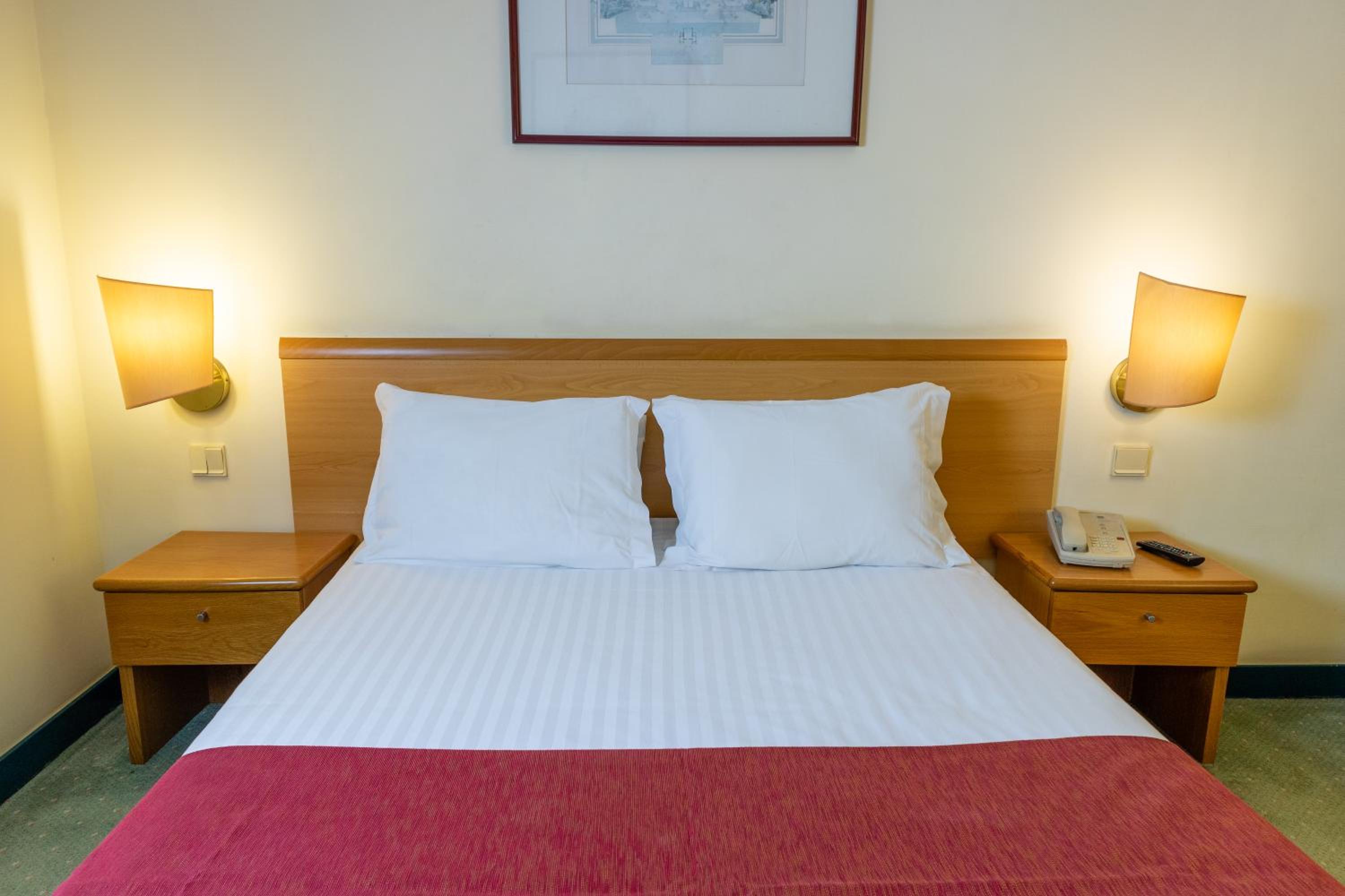 Standard Double Room - Photo 8