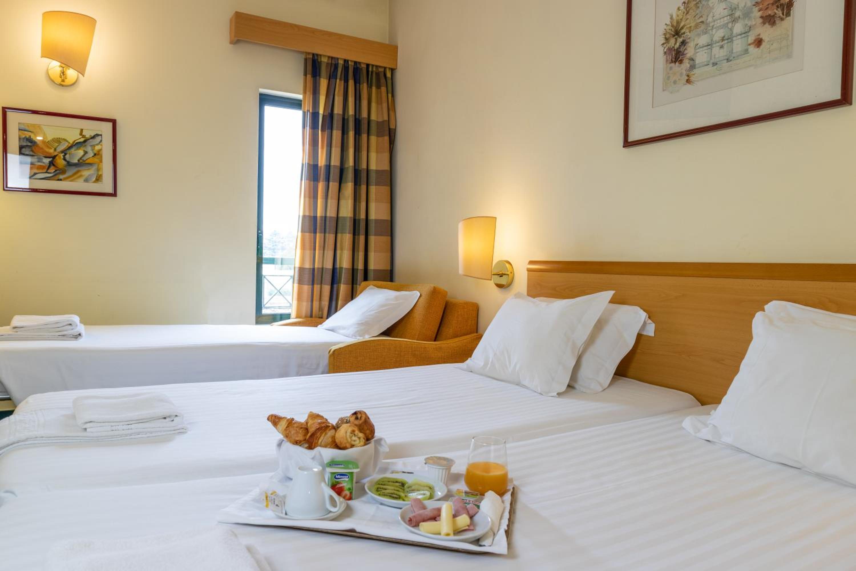 Twin Room with Extra Bed - Photo 1