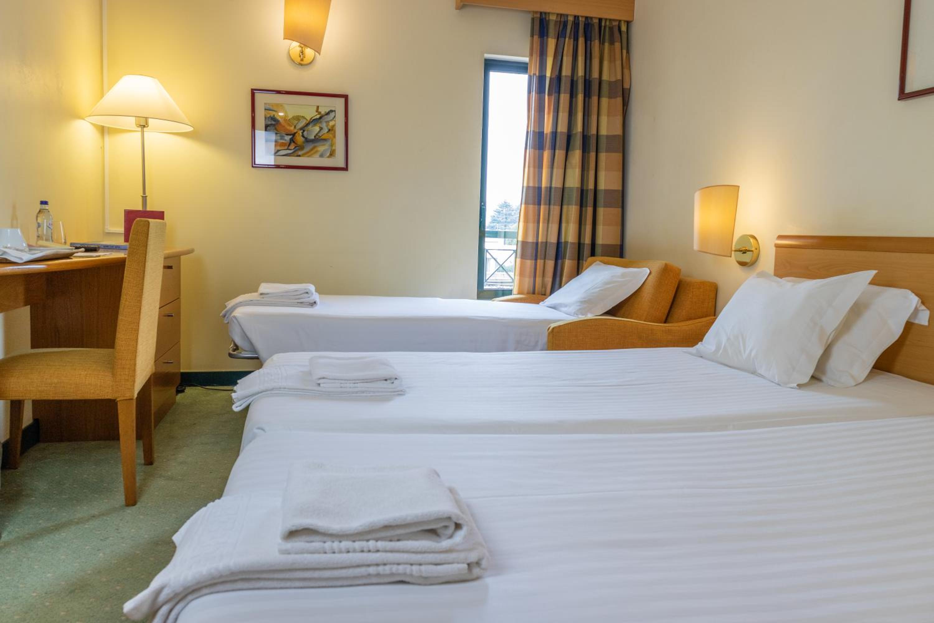 Twin Room with Extra Bed - Photo 5
