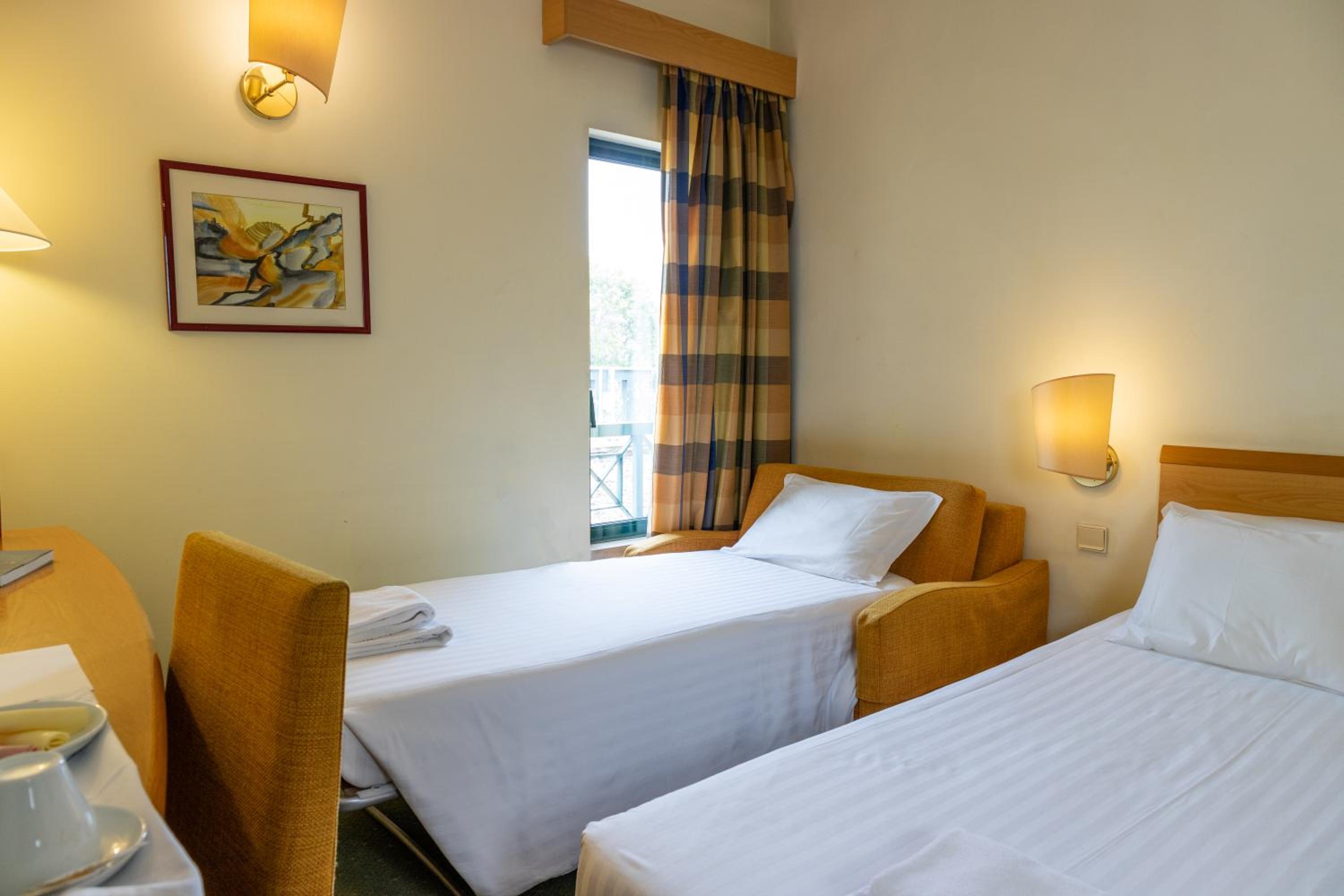 Twin Room with Extra Bed - Photo 3
