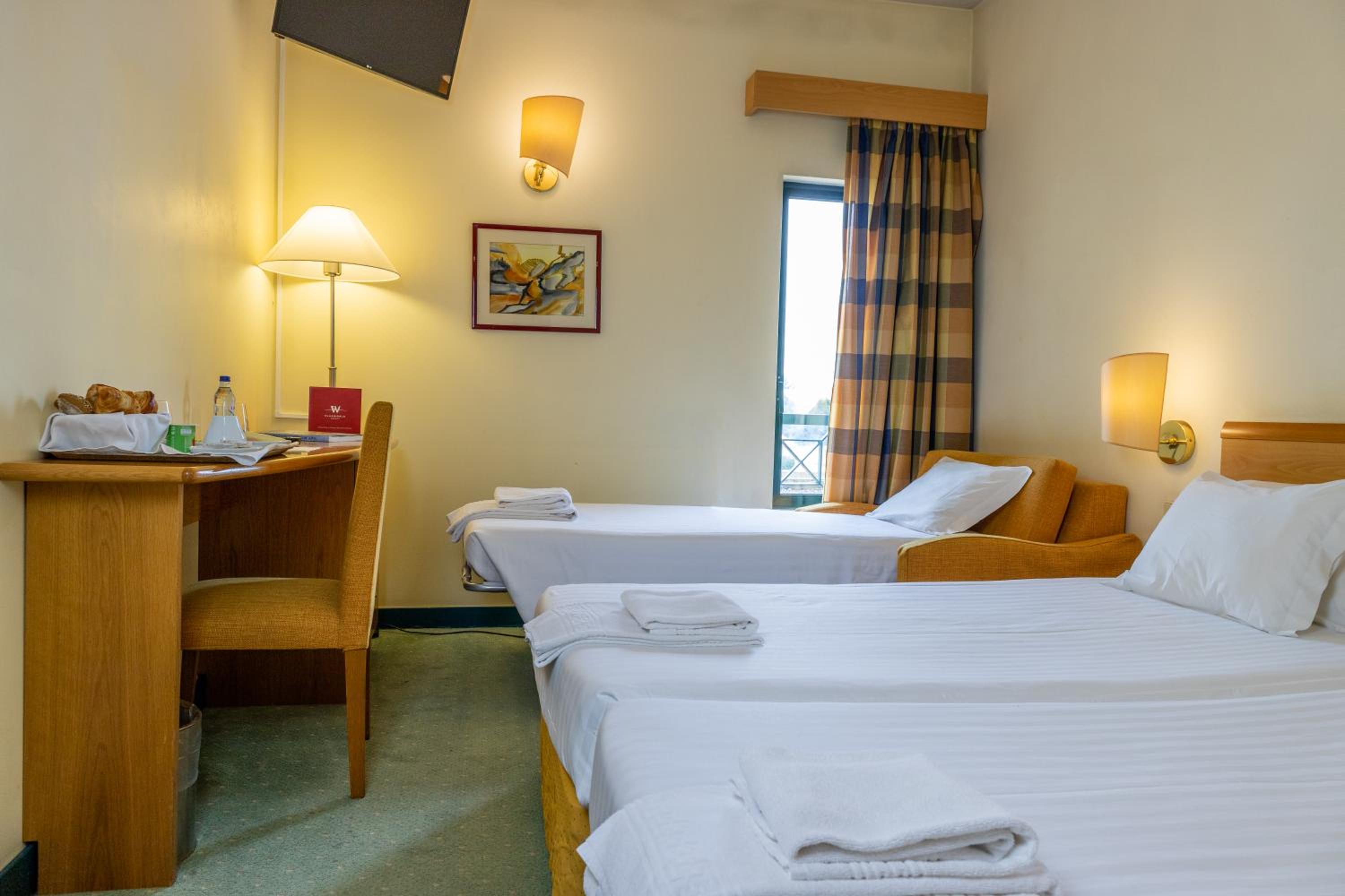 Twin Room with Extra Bed - Photo 7