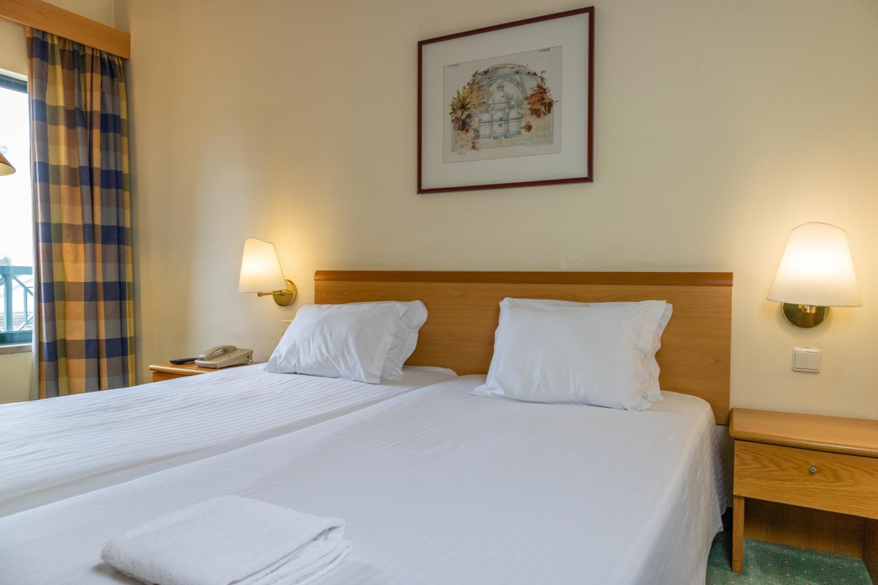 Standard Twin Room - Photo 6