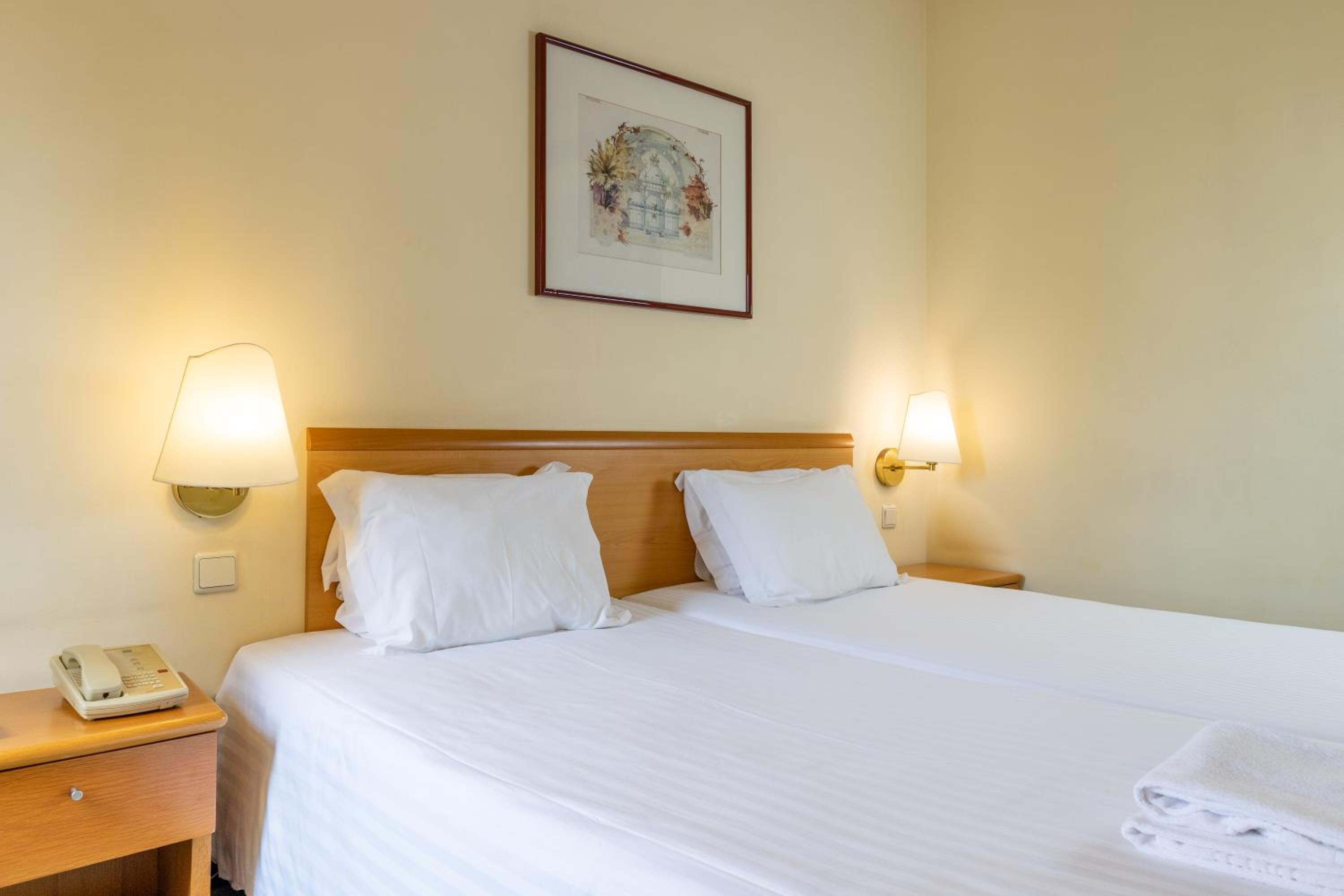 Standard Twin Room - Photo 1