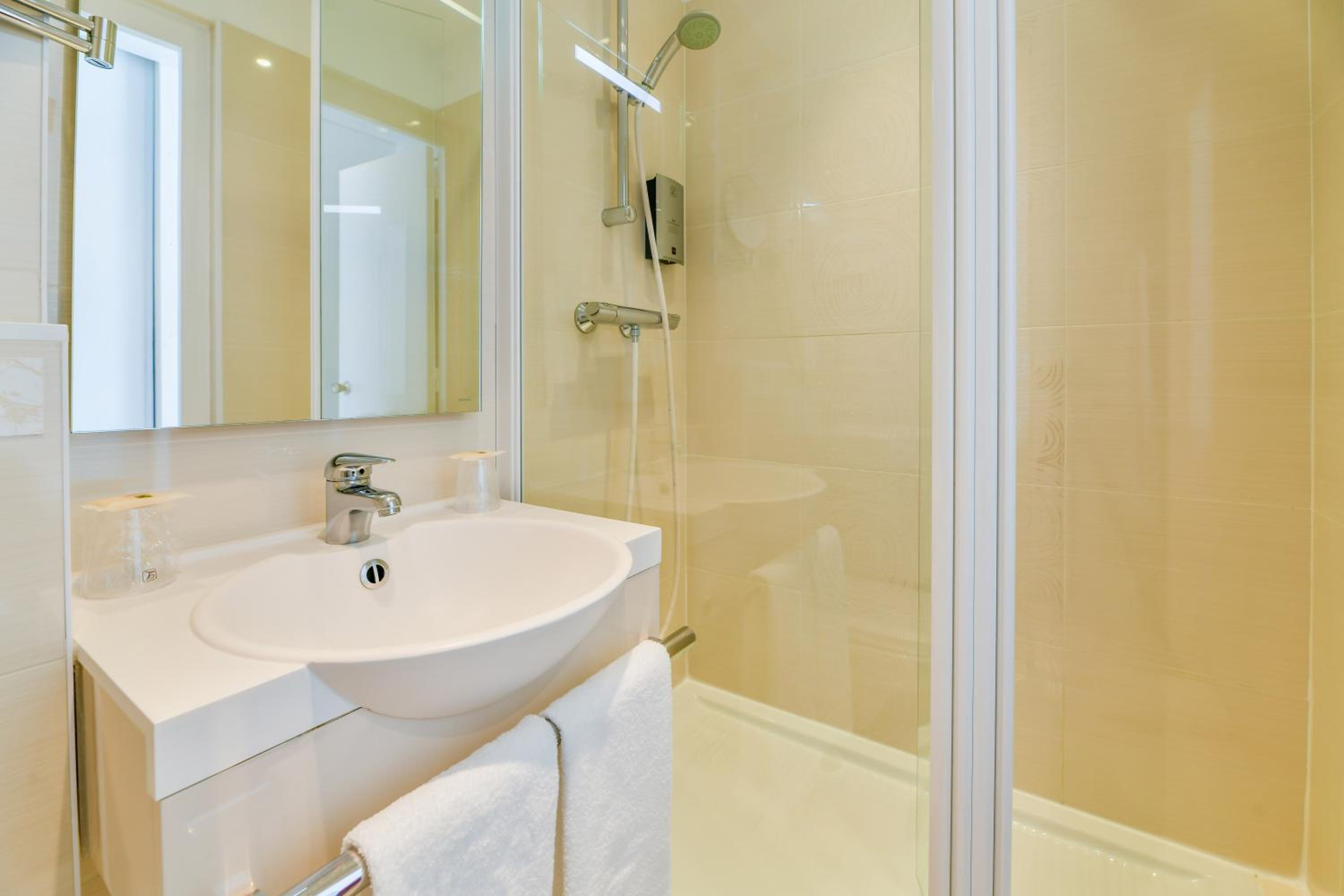 Standard Double Room - Photo 3