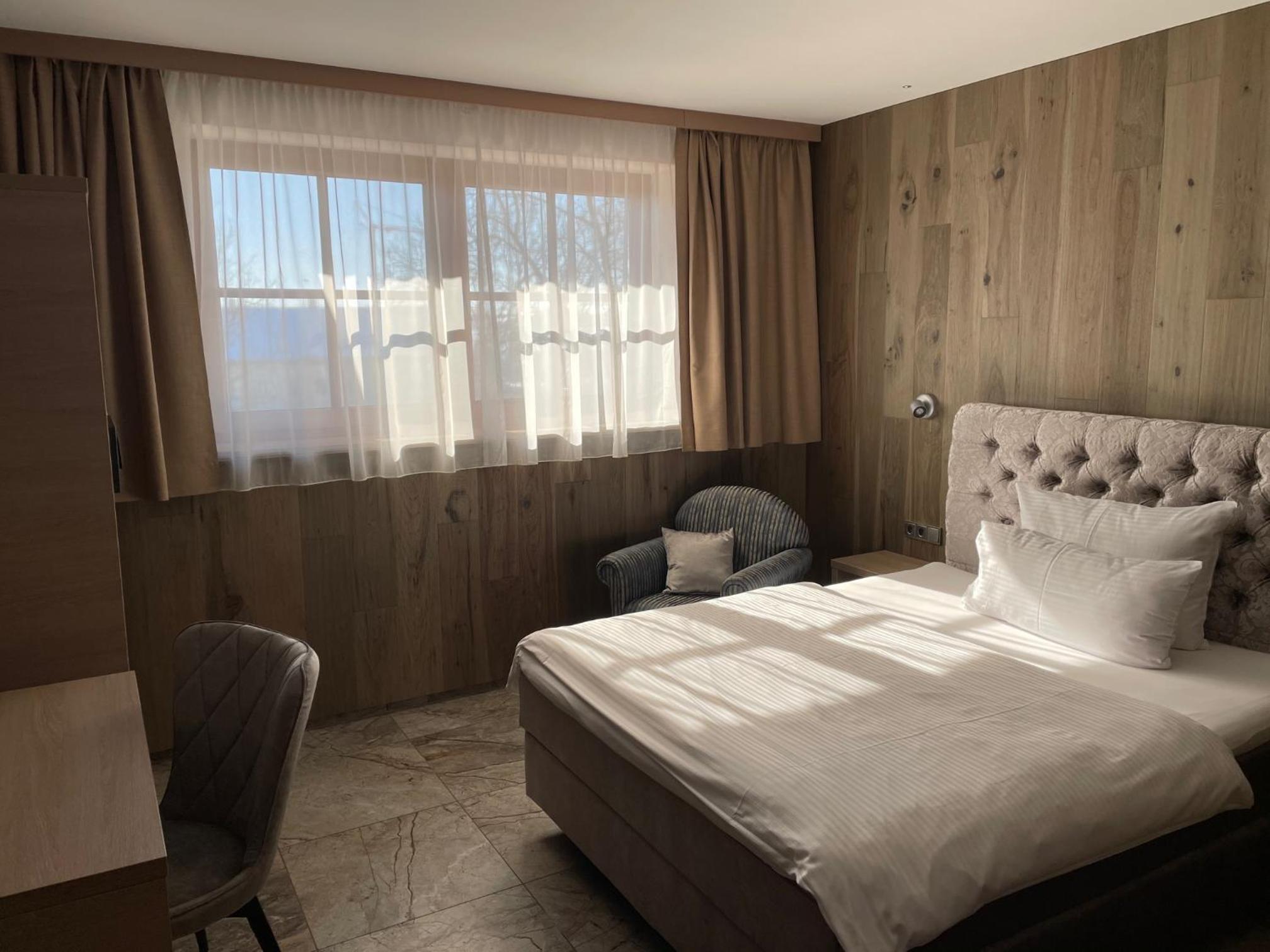 Double Room - Photo 8