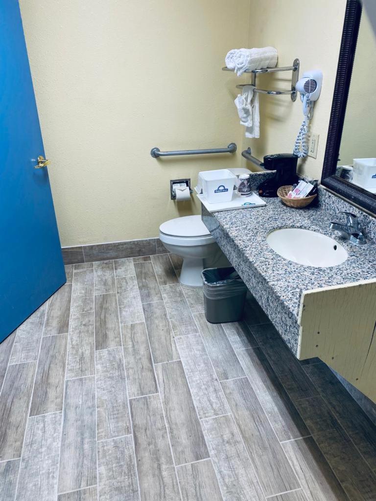 King Room - Mobility Access - Non-Smoking - Photo 7