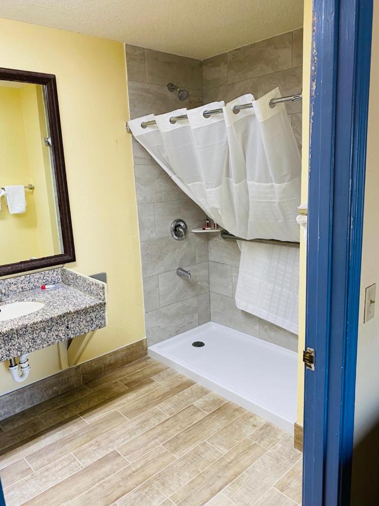 King Room - Mobility Access - Non-Smoking - Photo 3