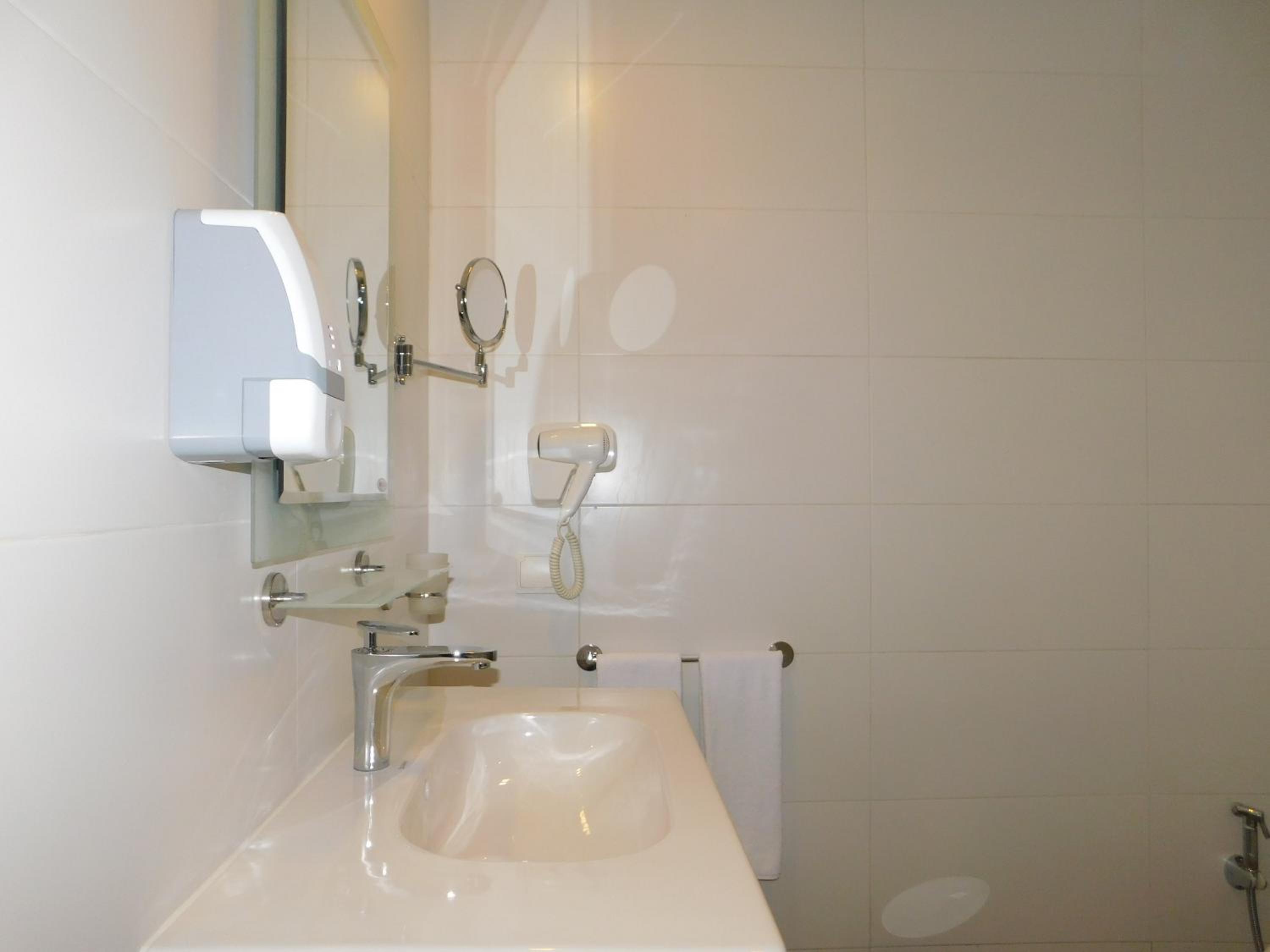Deluxe Twin Room - Photo 10