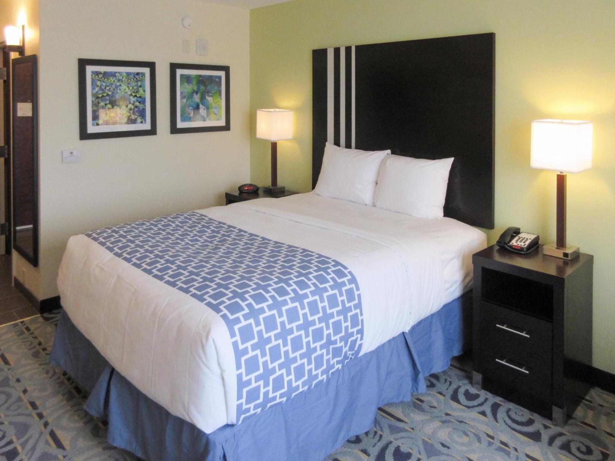 1 Queen Bed, Nonsmoking, Accessible with Wheelchair Accessible photo 1