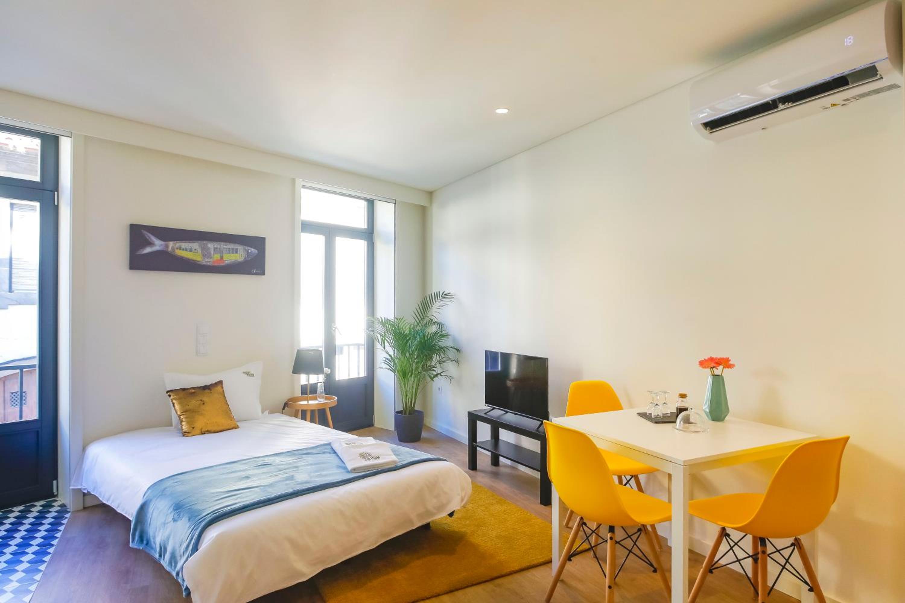 Apartment with Balcony - Photo 17
