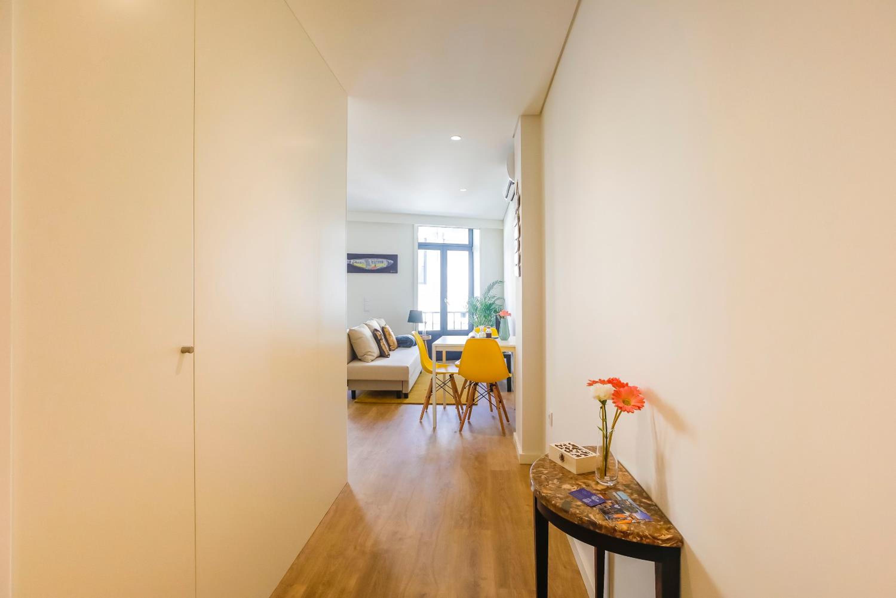 Apartment with Balcony - Photo 22