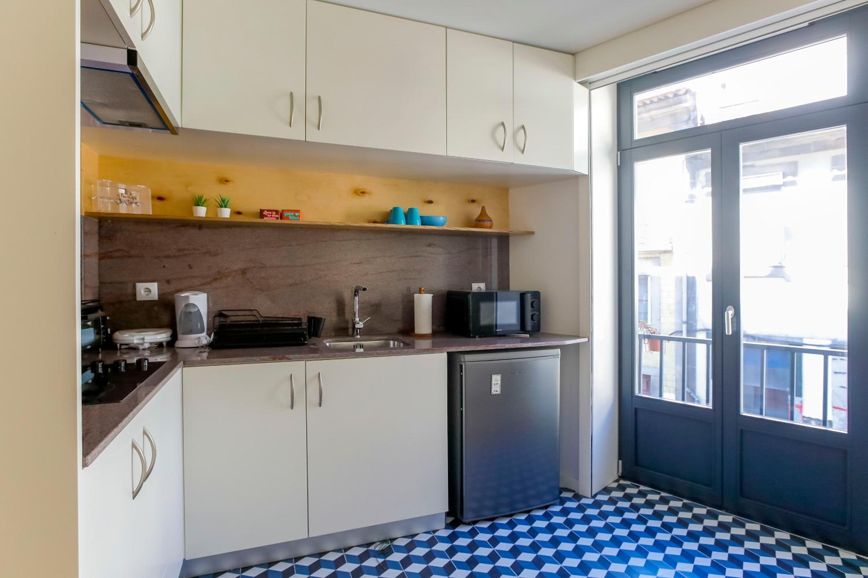 Apartment with Balcony - Photo 3